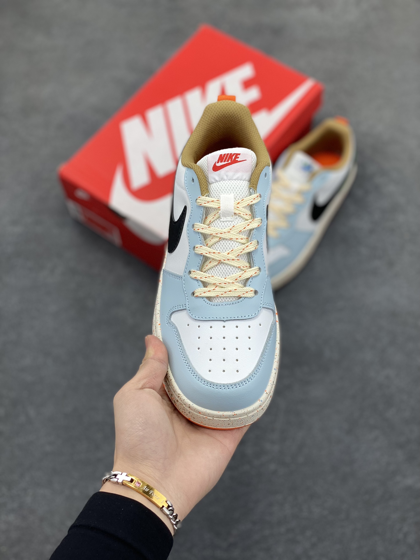 图片[2]-福利特价 Nike Court Borough Low 低帮百搭透气休闲运动板鞋男女鞋 经典耐用的设计，兼顾舒适脚感和出众风范，演绎匠心之作。结构性的支撑贴合感结合复古篮球设计，塑就场外全明星风范。 货号：DX6052-101 尺码：36 36.5 37.5 38 38.5 39 40 40.5 41 42 42.5 43 44 45-选品中心