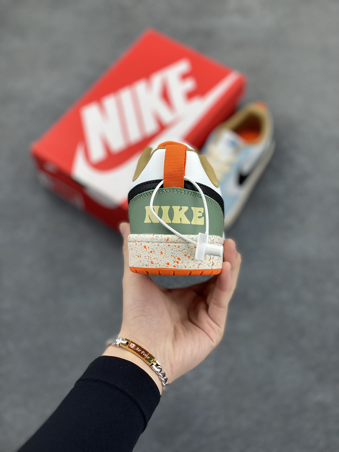 图片[4]-福利特价 Nike Court Borough Low 低帮百搭透气休闲运动板鞋男女鞋 经典耐用的设计，兼顾舒适脚感和出众风范，演绎匠心之作。结构性的支撑贴合感结合复古篮球设计，塑就场外全明星风范。 货号：DX6052-101 尺码：36 36.5 37.5 38 38.5 39 40 40.5 41 42 42.5 43 44 45-选品中心