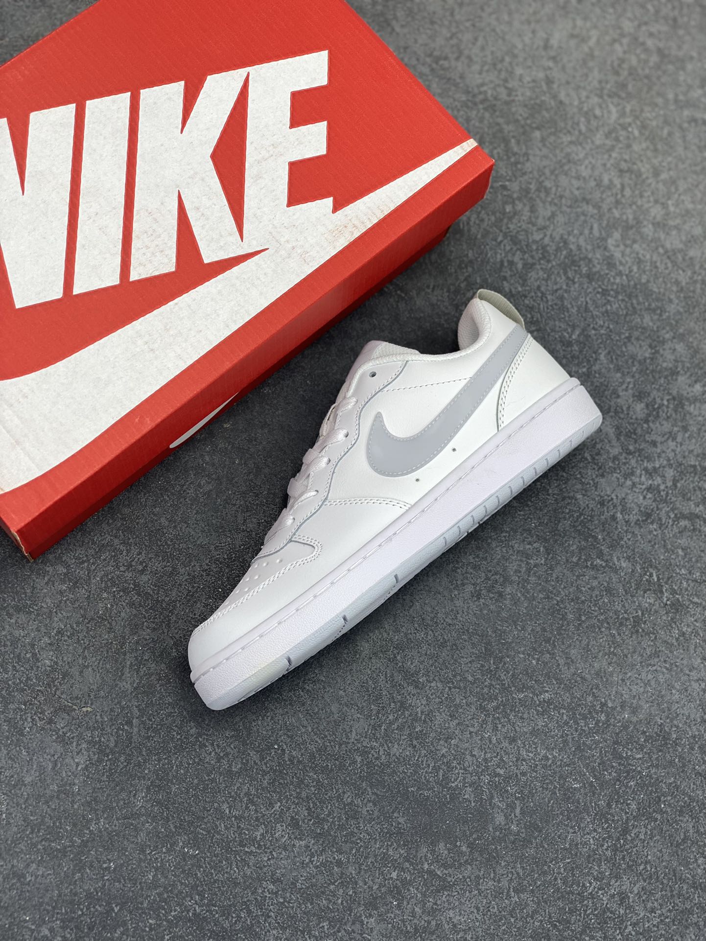 图片[7]-福利特价 Nike Court Borough Low 低帮百搭透气休闲运动板鞋男女鞋 经典耐用的设计，兼顾舒适脚感和出众风范，演绎匠心之作。结构性的支撑贴合感结合复古篮球设计，塑就场外全明星风范。 货号：BQ5448-118 尺码：36 36.5 37.5 38 38.5 39 40 40.5 41 42 42.5 43 44 45-选品中心