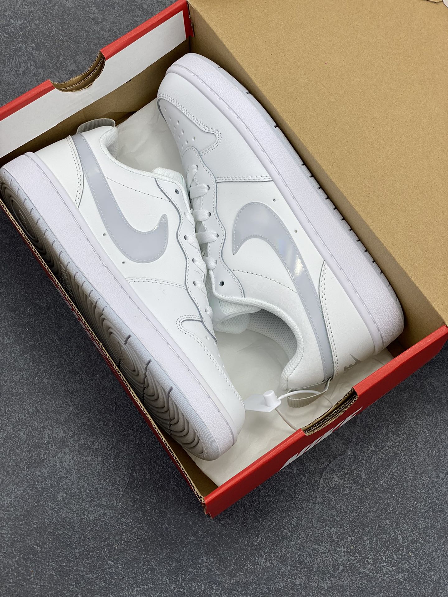 图片[9]-福利特价 Nike Court Borough Low 低帮百搭透气休闲运动板鞋男女鞋 经典耐用的设计，兼顾舒适脚感和出众风范，演绎匠心之作。结构性的支撑贴合感结合复古篮球设计，塑就场外全明星风范。 货号：BQ5448-118 尺码：36 36.5 37.5 38 38.5 39 40 40.5 41 42 42.5 43 44 45-选品中心