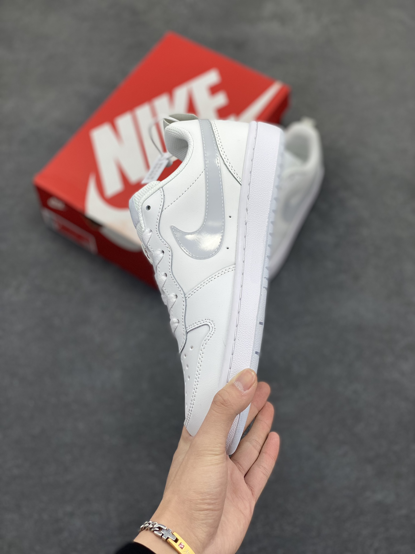 图片[3]-福利特价 Nike Court Borough Low 低帮百搭透气休闲运动板鞋男女鞋 经典耐用的设计，兼顾舒适脚感和出众风范，演绎匠心之作。结构性的支撑贴合感结合复古篮球设计，塑就场外全明星风范。 货号：BQ5448-118 尺码：36 36.5 37.5 38 38.5 39 40 40.5 41 42 42.5 43 44 45-选品中心