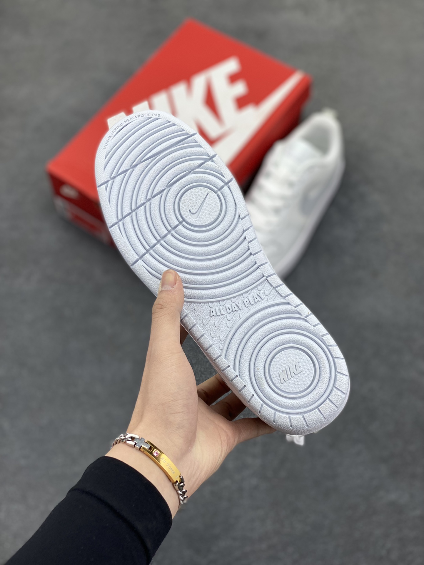 图片[5]-福利特价 Nike Court Borough Low 低帮百搭透气休闲运动板鞋男女鞋 经典耐用的设计，兼顾舒适脚感和出众风范，演绎匠心之作。结构性的支撑贴合感结合复古篮球设计，塑就场外全明星风范。 货号：BQ5448-118 尺码：36 36.5 37.5 38 38.5 39 40 40.5 41 42 42.5 43 44 45-选品中心