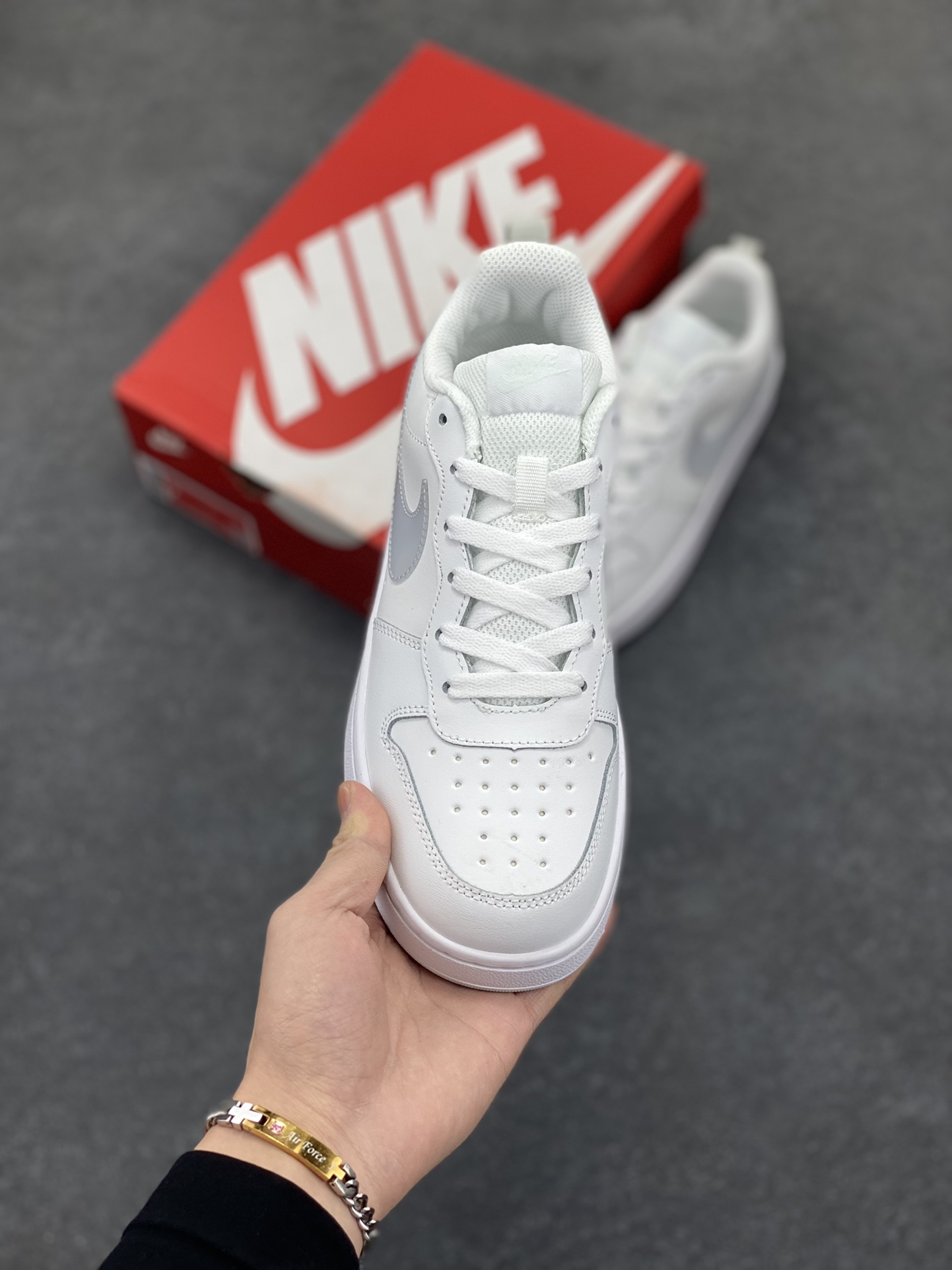 图片[2]-福利特价 Nike Court Borough Low 低帮百搭透气休闲运动板鞋男女鞋 经典耐用的设计，兼顾舒适脚感和出众风范，演绎匠心之作。结构性的支撑贴合感结合复古篮球设计，塑就场外全明星风范。 货号：BQ5448-118 尺码：36 36.5 37.5 38 38.5 39 40 40.5 41 42 42.5 43 44 45-选品中心