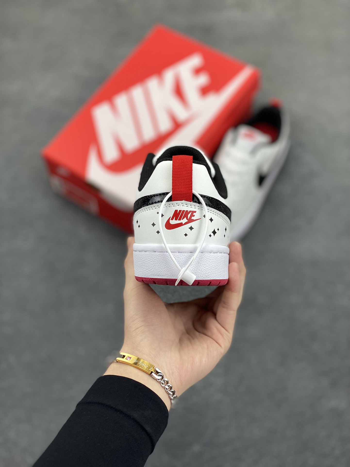 图片[4]-福利特价 Nike Court Borough Low 低帮百搭透气休闲运动板鞋男女鞋 经典耐用的设计，兼顾舒适脚感和出众风范，演绎匠心之作。结构性的支撑贴合感结合复古篮球设计，塑就场外全明星风范。 货号：DM0110-100 尺码：36 36.5 37.5 38 38.5 39 40 40.5 41 42 42.5 43 44 45-选品中心