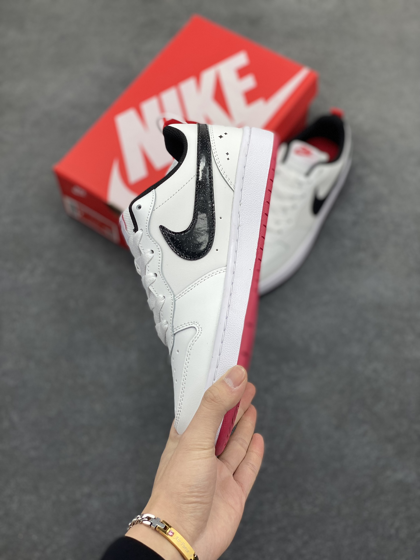 图片[3]-福利特价 Nike Court Borough Low 低帮百搭透气休闲运动板鞋男女鞋 经典耐用的设计，兼顾舒适脚感和出众风范，演绎匠心之作。结构性的支撑贴合感结合复古篮球设计，塑就场外全明星风范。 货号：DM0110-100 尺码：36 36.5 37.5 38 38.5 39 40 40.5 41 42 42.5 43 44 45-选品中心