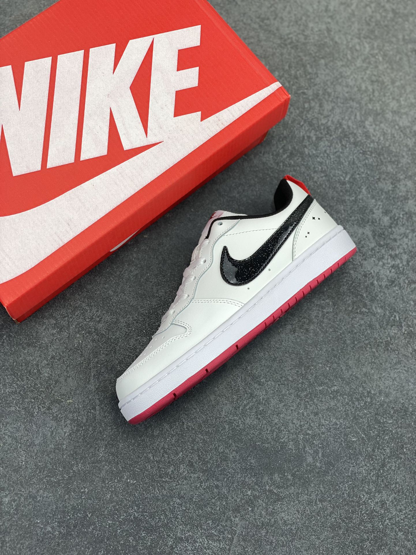 图片[7]-福利特价 Nike Court Borough Low 低帮百搭透气休闲运动板鞋男女鞋 经典耐用的设计，兼顾舒适脚感和出众风范，演绎匠心之作。结构性的支撑贴合感结合复古篮球设计，塑就场外全明星风范。 货号：DM0110-100 尺码：36 36.5 37.5 38 38.5 39 40 40.5 41 42 42.5 43 44 45-选品中心