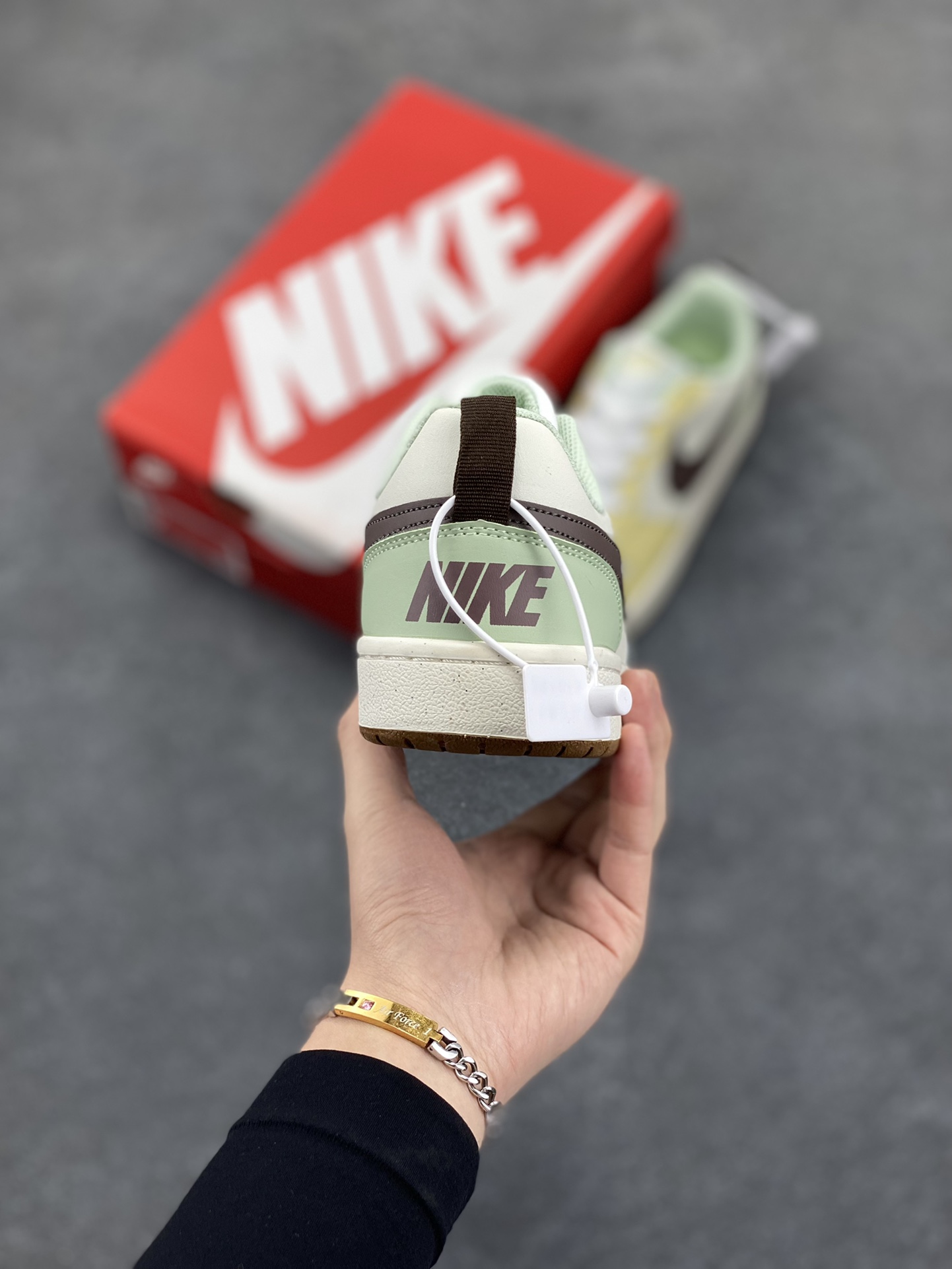 图片[4]-福利特价 Nike Court Borough Low 低帮百搭透气休闲运动板鞋男女鞋 经典耐用的设计，兼顾舒适脚感和出众风范，演绎匠心之作。结构性的支撑贴合感结合复古篮球设计，塑就场外全明星风范。 货号：HV1804-121 尺码：36 36.5 37.5 38 38.5 39 40 40.5 41 42 42.5 43 44 45-选品中心