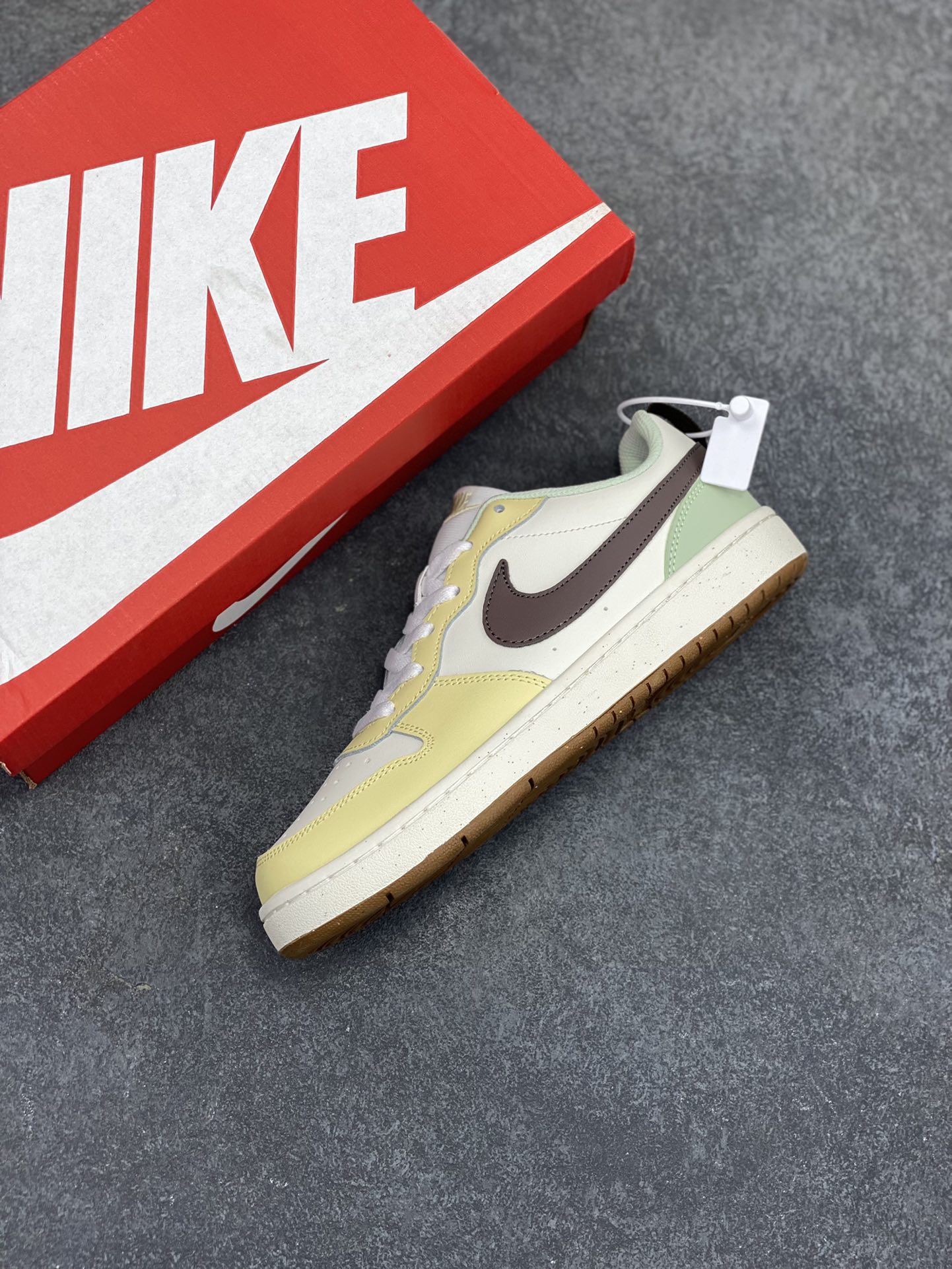 图片[7]-福利特价 Nike Court Borough Low 低帮百搭透气休闲运动板鞋男女鞋 经典耐用的设计，兼顾舒适脚感和出众风范，演绎匠心之作。结构性的支撑贴合感结合复古篮球设计，塑就场外全明星风范。 货号：HV1804-121 尺码：36 36.5 37.5 38 38.5 39 40 40.5 41 42 42.5 43 44 45-选品中心