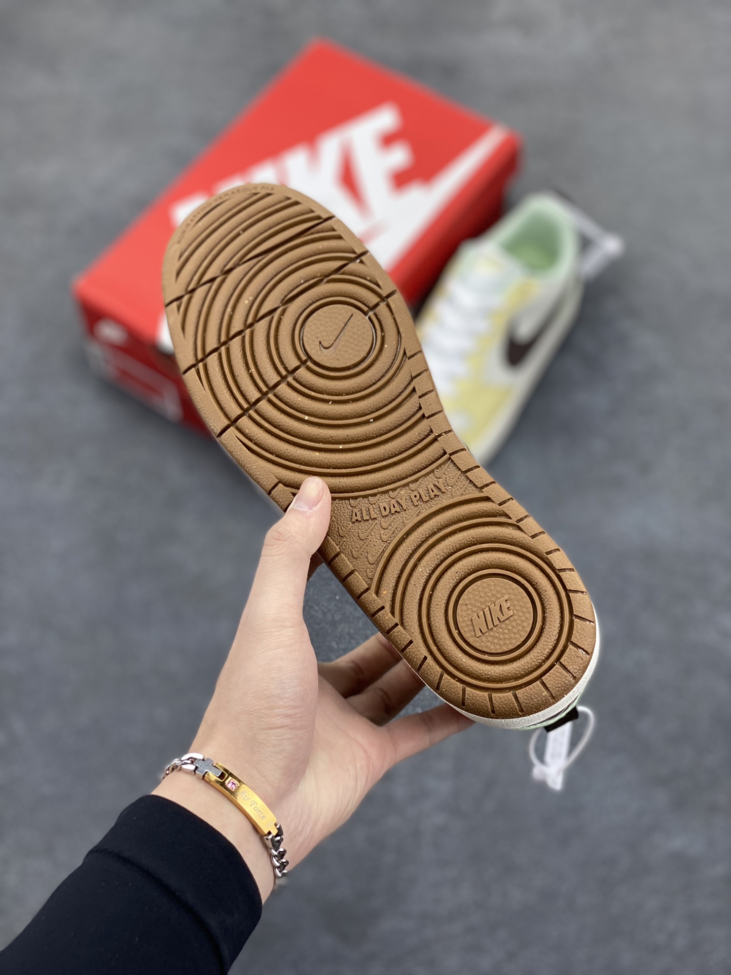 图片[5]-福利特价 Nike Court Borough Low 低帮百搭透气休闲运动板鞋男女鞋 经典耐用的设计，兼顾舒适脚感和出众风范，演绎匠心之作。结构性的支撑贴合感结合复古篮球设计，塑就场外全明星风范。 货号：HV1804-121 尺码：36 36.5 37.5 38 38.5 39 40 40.5 41 42 42.5 43 44 45-选品中心