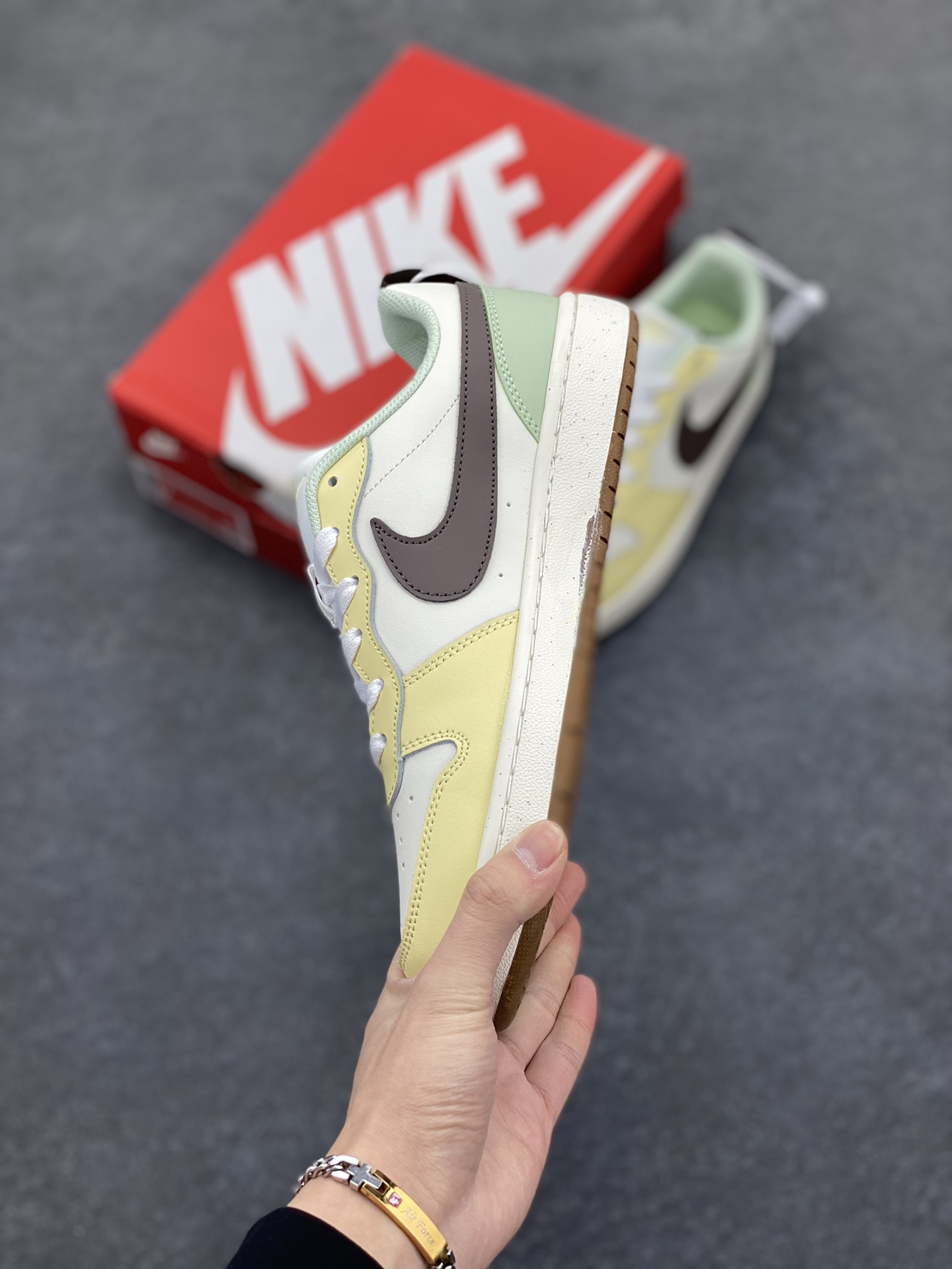 图片[3]-福利特价 Nike Court Borough Low 低帮百搭透气休闲运动板鞋男女鞋 经典耐用的设计，兼顾舒适脚感和出众风范，演绎匠心之作。结构性的支撑贴合感结合复古篮球设计，塑就场外全明星风范。 货号：HV1804-121 尺码：36 36.5 37.5 38 38.5 39 40 40.5 41 42 42.5 43 44 45-选品中心