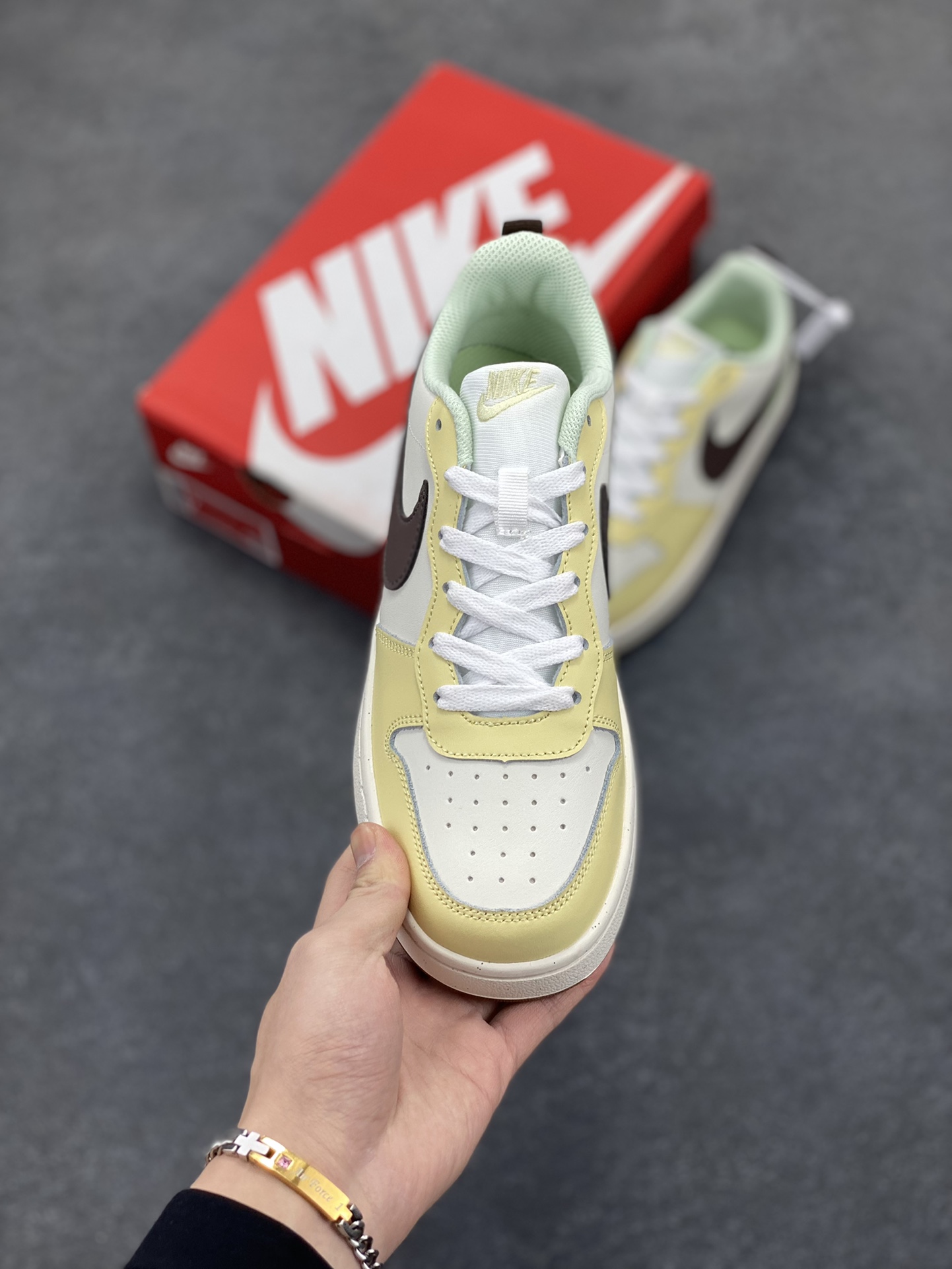 图片[2]-福利特价 Nike Court Borough Low 低帮百搭透气休闲运动板鞋男女鞋 经典耐用的设计，兼顾舒适脚感和出众风范，演绎匠心之作。结构性的支撑贴合感结合复古篮球设计，塑就场外全明星风范。 货号：HV1804-121 尺码：36 36.5 37.5 38 38.5 39 40 40.5 41 42 42.5 43 44 45-选品中心