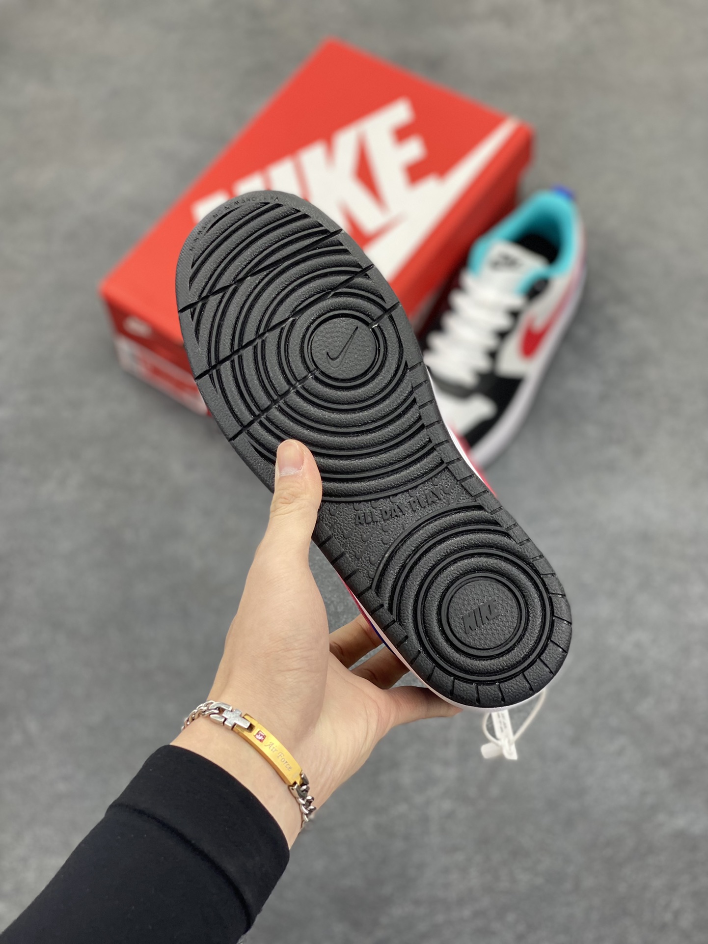 图片[5]-福利特价 Nike Court Borough Low 低帮百搭透气休闲运动板鞋男女鞋 经典耐用的设计，兼顾舒适脚感和出众风范，演绎匠心之作。结构性的支撑贴合感结合复古篮球设计，塑就场外全明星风范。 货号：HF0742-161 尺码：36 36.5 37.5 38 38.5 39 40 40.5 41 42 42.5 43 44 45-选品中心