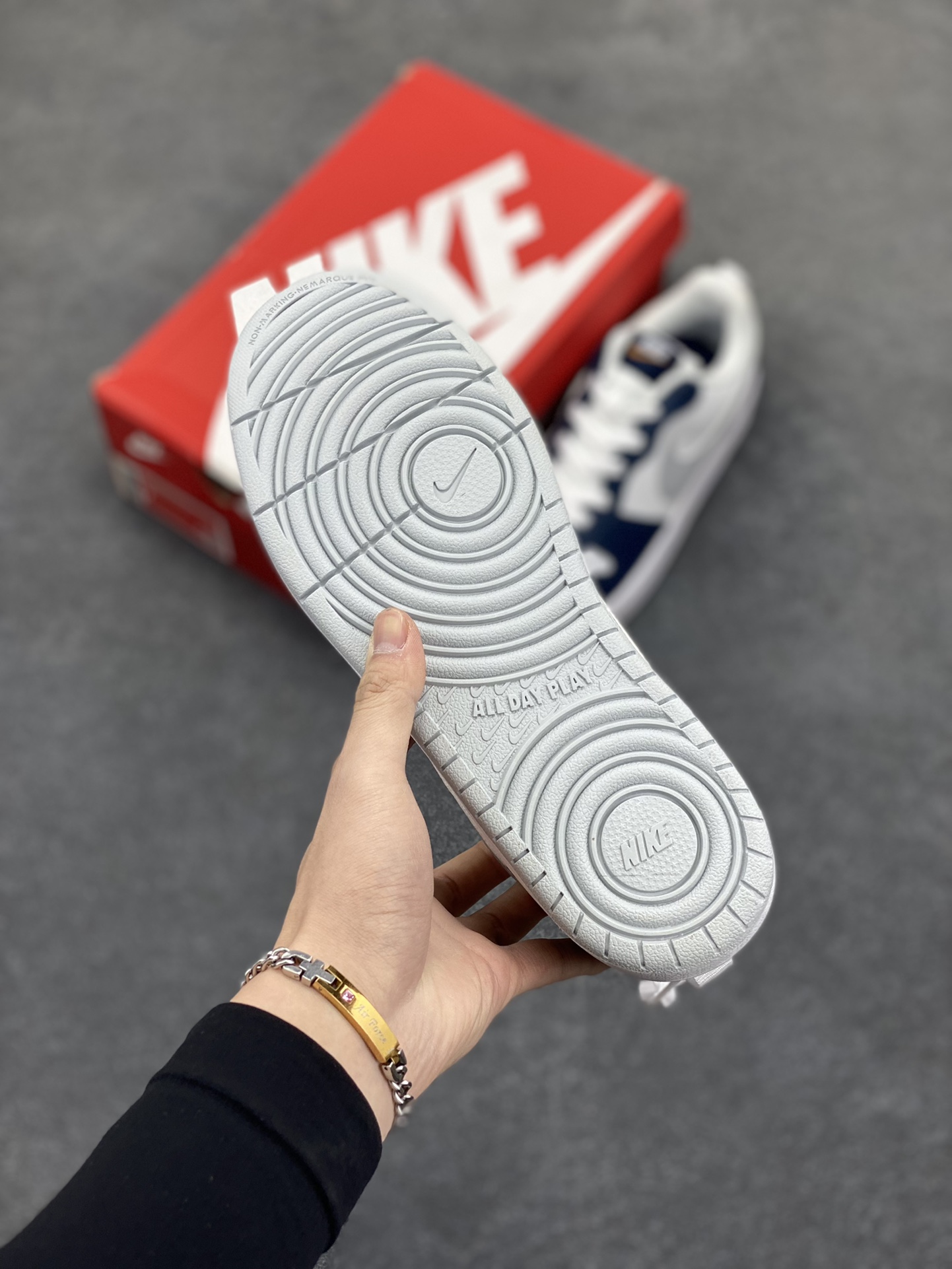 图片[5]-福利特价 Nike Court Borough Low 低帮百搭透气休闲运动板鞋男女鞋 经典耐用的设计，兼顾舒适脚感和出众风范，演绎匠心之作。结构性的支撑贴合感结合复古篮球设计，塑就场外全明星风范。 货号：BQ5448-121 尺码：36 36.5 37.5 38 38.5 39 40 40.5 41 42 42.5 43 44 45-选品中心