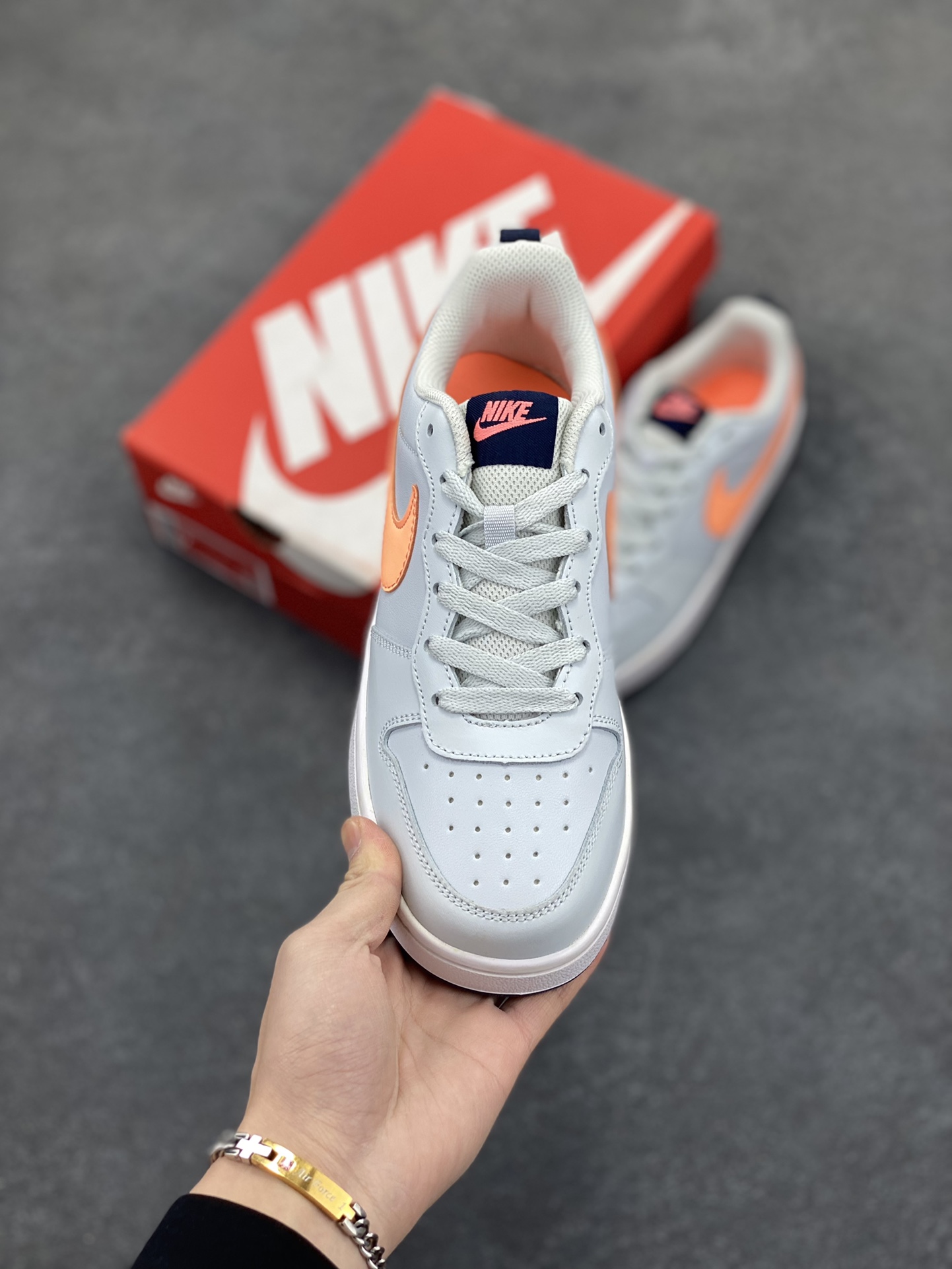 图片[2]-福利特价 Nike Court Borough Low 低帮百搭透气休闲运动板鞋男女鞋 经典耐用的设计，兼顾舒适脚感和出众风范，演绎匠心之作。结构性的支撑贴合感结合复古篮球设计，塑就场外全明星风范。 货号：BQ5448-009 尺码：36 36.5 37.5 38 38.5 39 40 40.5 41 42 42.5 43 44 45-选品中心