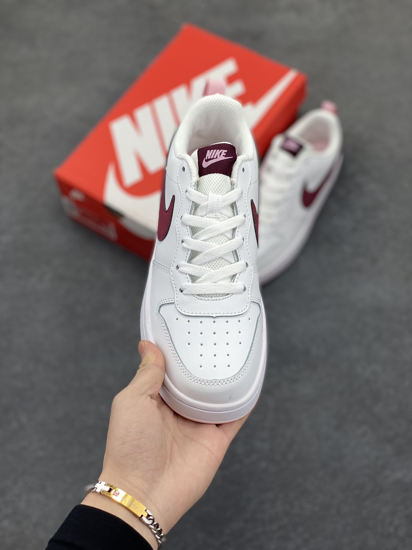 图片[2]-福利特价 Nike Court Borough Low 低帮百搭透气休闲运动板鞋男女鞋 经典耐用的设计，兼顾舒适脚感和出众风范，演绎匠心之作。结构性的支撑贴合感结合复古篮球设计，塑就场外全明星风范。 货号：BQ5448-120 尺码：36 36.5 37.5 38 38.5 39 40 40.5 41 42 42.5 43 44 45-选品中心