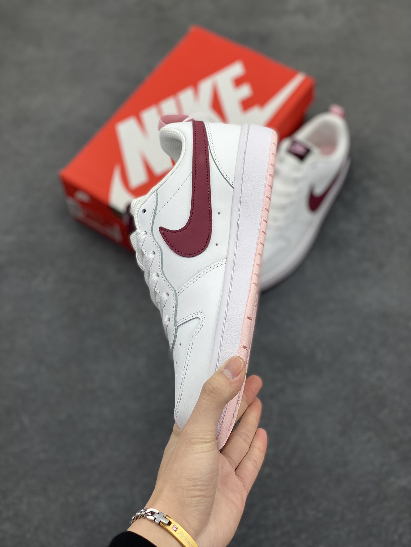 图片[3]-福利特价 Nike Court Borough Low 低帮百搭透气休闲运动板鞋男女鞋 经典耐用的设计，兼顾舒适脚感和出众风范，演绎匠心之作。结构性的支撑贴合感结合复古篮球设计，塑就场外全明星风范。 货号：BQ5448-120 尺码：36 36.5 37.5 38 38.5 39 40 40.5 41 42 42.5 43 44 45-选品中心