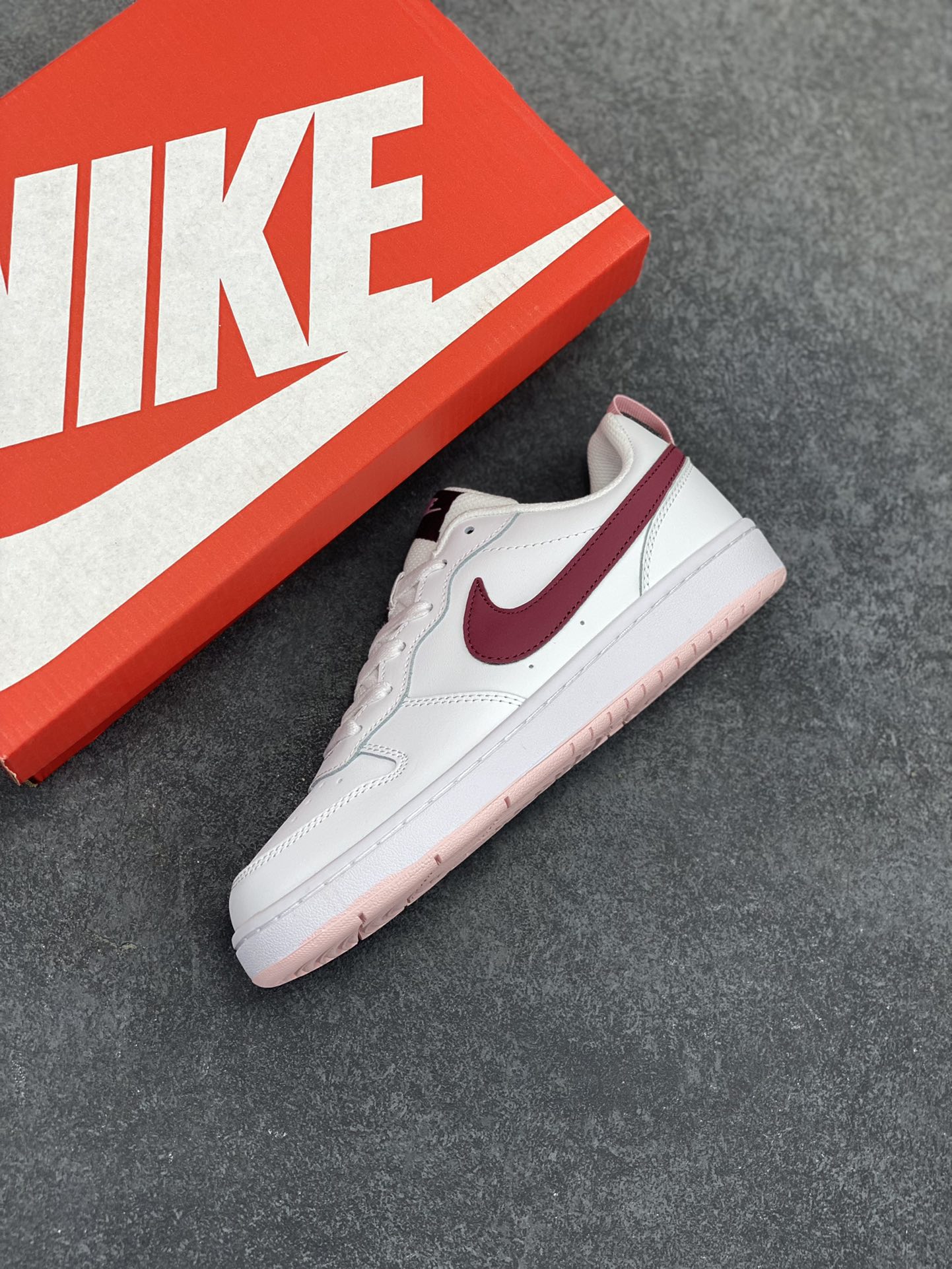 图片[7]-福利特价 Nike Court Borough Low 低帮百搭透气休闲运动板鞋男女鞋 经典耐用的设计，兼顾舒适脚感和出众风范，演绎匠心之作。结构性的支撑贴合感结合复古篮球设计，塑就场外全明星风范。 货号：BQ5448-120 尺码：36 36.5 37.5 38 38.5 39 40 40.5 41 42 42.5 43 44 45-选品中心