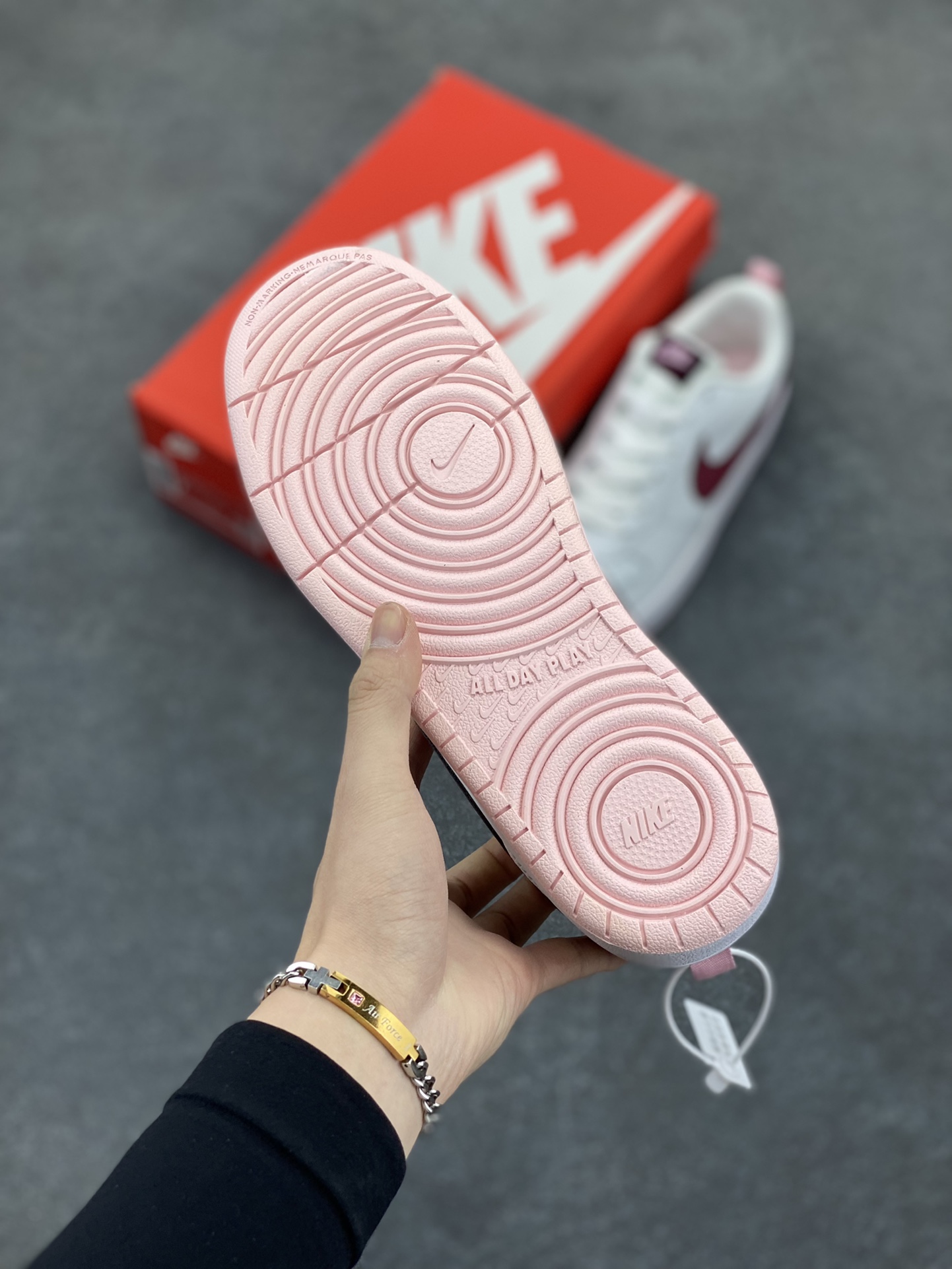 图片[5]-福利特价 Nike Court Borough Low 低帮百搭透气休闲运动板鞋男女鞋 经典耐用的设计，兼顾舒适脚感和出众风范，演绎匠心之作。结构性的支撑贴合感结合复古篮球设计，塑就场外全明星风范。 货号：BQ5448-120 尺码：36 36.5 37.5 38 38.5 39 40 40.5 41 42 42.5 43 44 45-选品中心