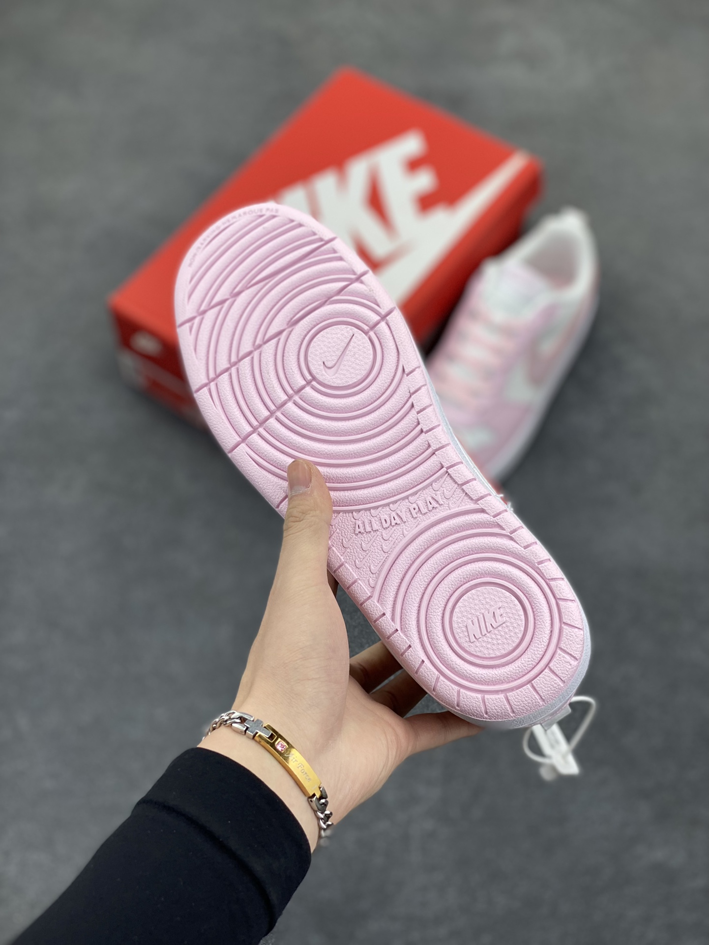 图片[5]-福利特价 Nike Court Borough Low 低帮百搭透气休闲运动板鞋男女鞋 经典耐用的设计，兼顾舒适脚感和出众风范，演绎匠心之作。结构性的支撑贴合感结合复古篮球设计，塑就场外全明星风范。 货号：DQ0492-100 尺码：36 36.5 37.5 38 38.5 39 40 40.5 41 42 42.5 43 44 45-选品中心