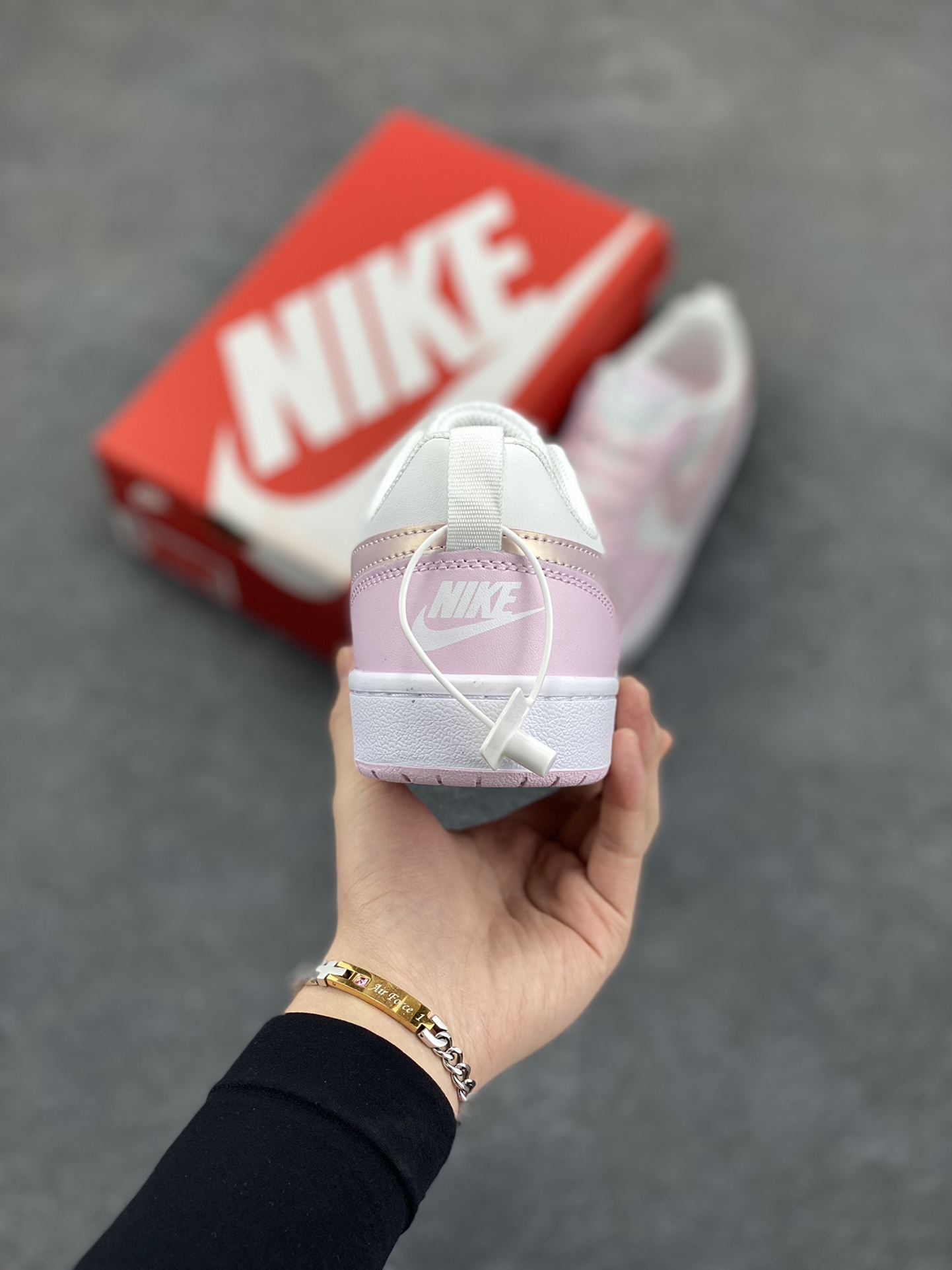 图片[4]-福利特价 Nike Court Borough Low 低帮百搭透气休闲运动板鞋男女鞋 经典耐用的设计，兼顾舒适脚感和出众风范，演绎匠心之作。结构性的支撑贴合感结合复古篮球设计，塑就场外全明星风范。 货号：DQ0492-100 尺码：36 36.5 37.5 38 38.5 39 40 40.5 41 42 42.5 43 44 45-选品中心