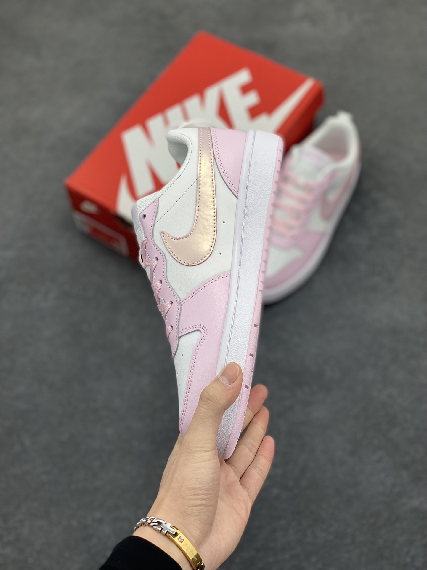 图片[3]-福利特价 Nike Court Borough Low 低帮百搭透气休闲运动板鞋男女鞋 经典耐用的设计，兼顾舒适脚感和出众风范，演绎匠心之作。结构性的支撑贴合感结合复古篮球设计，塑就场外全明星风范。 货号：DQ0492-100 尺码：36 36.5 37.5 38 38.5 39 40 40.5 41 42 42.5 43 44 45-选品中心