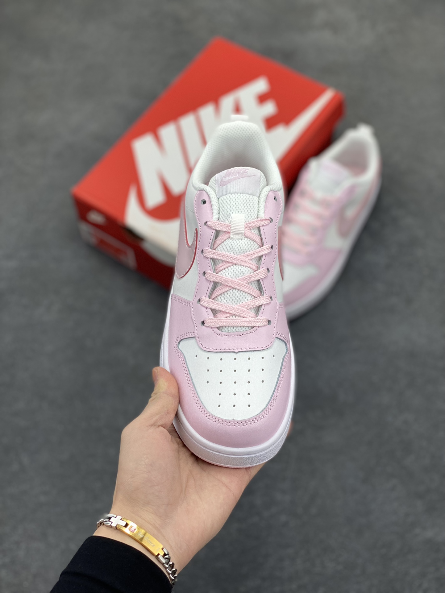 图片[2]-福利特价 Nike Court Borough Low 低帮百搭透气休闲运动板鞋男女鞋 经典耐用的设计，兼顾舒适脚感和出众风范，演绎匠心之作。结构性的支撑贴合感结合复古篮球设计，塑就场外全明星风范。 货号：DQ0492-100 尺码：36 36.5 37.5 38 38.5 39 40 40.5 41 42 42.5 43 44 45-选品中心