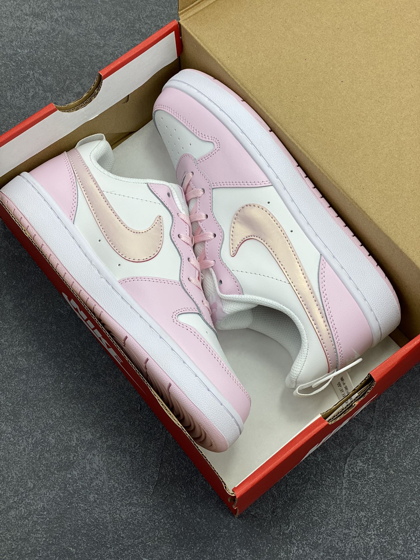 图片[9]-福利特价 Nike Court Borough Low 低帮百搭透气休闲运动板鞋男女鞋 经典耐用的设计，兼顾舒适脚感和出众风范，演绎匠心之作。结构性的支撑贴合感结合复古篮球设计，塑就场外全明星风范。 货号：DQ0492-100 尺码：36 36.5 37.5 38 38.5 39 40 40.5 41 42 42.5 43 44 45-选品中心