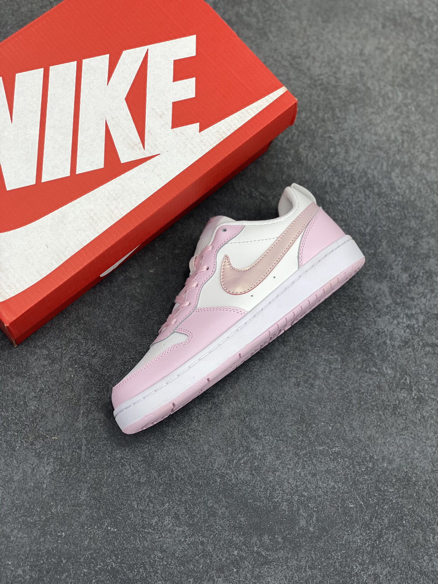 图片[7]-福利特价 Nike Court Borough Low 低帮百搭透气休闲运动板鞋男女鞋 经典耐用的设计，兼顾舒适脚感和出众风范，演绎匠心之作。结构性的支撑贴合感结合复古篮球设计，塑就场外全明星风范。 货号：DQ0492-100 尺码：36 36.5 37.5 38 38.5 39 40 40.5 41 42 42.5 43 44 45-选品中心