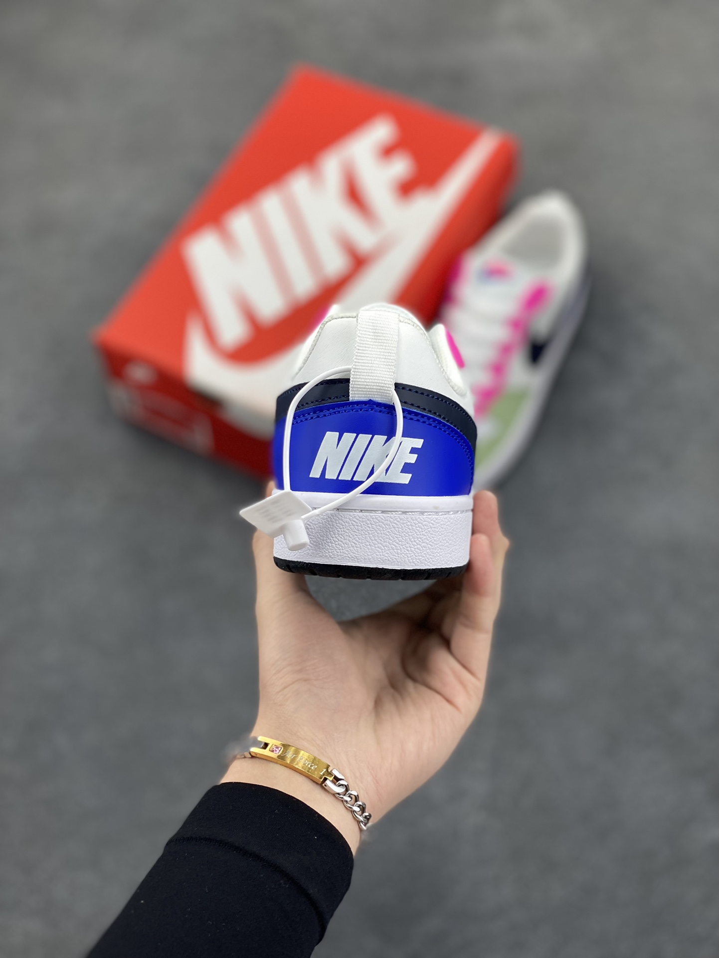 图片[4]-福利特价 Nike Court Borough Low 低帮百搭透气休闲运动板鞋男女鞋 经典耐用的设计，兼顾舒适脚感和出众风范，演绎匠心之作。结构性的支撑贴合感结合复古篮球设计，塑就场外全明星风范。 货号：DV5456-108 尺码：36 36.5 37.5 38 38.5 39 40 40.5 41 42 42.5 43 44 45-选品中心