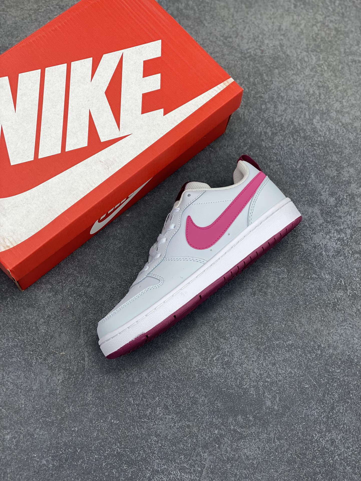 图片[7]-福利特价 Nike Court Borough Low 低帮百搭透气休闲运动板鞋男女鞋 经典耐用的设计，兼顾舒适脚感和出众风范，演绎匠心之作。结构性的支撑贴合感结合复古篮球设计，塑就场外全明星风范。 货号：BQ5448-111 尺码：36 36.5 37.5 38 38.5 39 40 40.5 41 42 42.5 43 44 45-选品中心