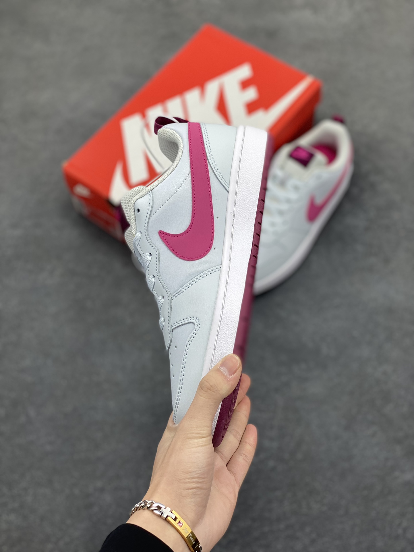 图片[3]-福利特价 Nike Court Borough Low 低帮百搭透气休闲运动板鞋男女鞋 经典耐用的设计，兼顾舒适脚感和出众风范，演绎匠心之作。结构性的支撑贴合感结合复古篮球设计，塑就场外全明星风范。 货号：BQ5448-111 尺码：36 36.5 37.5 38 38.5 39 40 40.5 41 42 42.5 43 44 45-选品中心