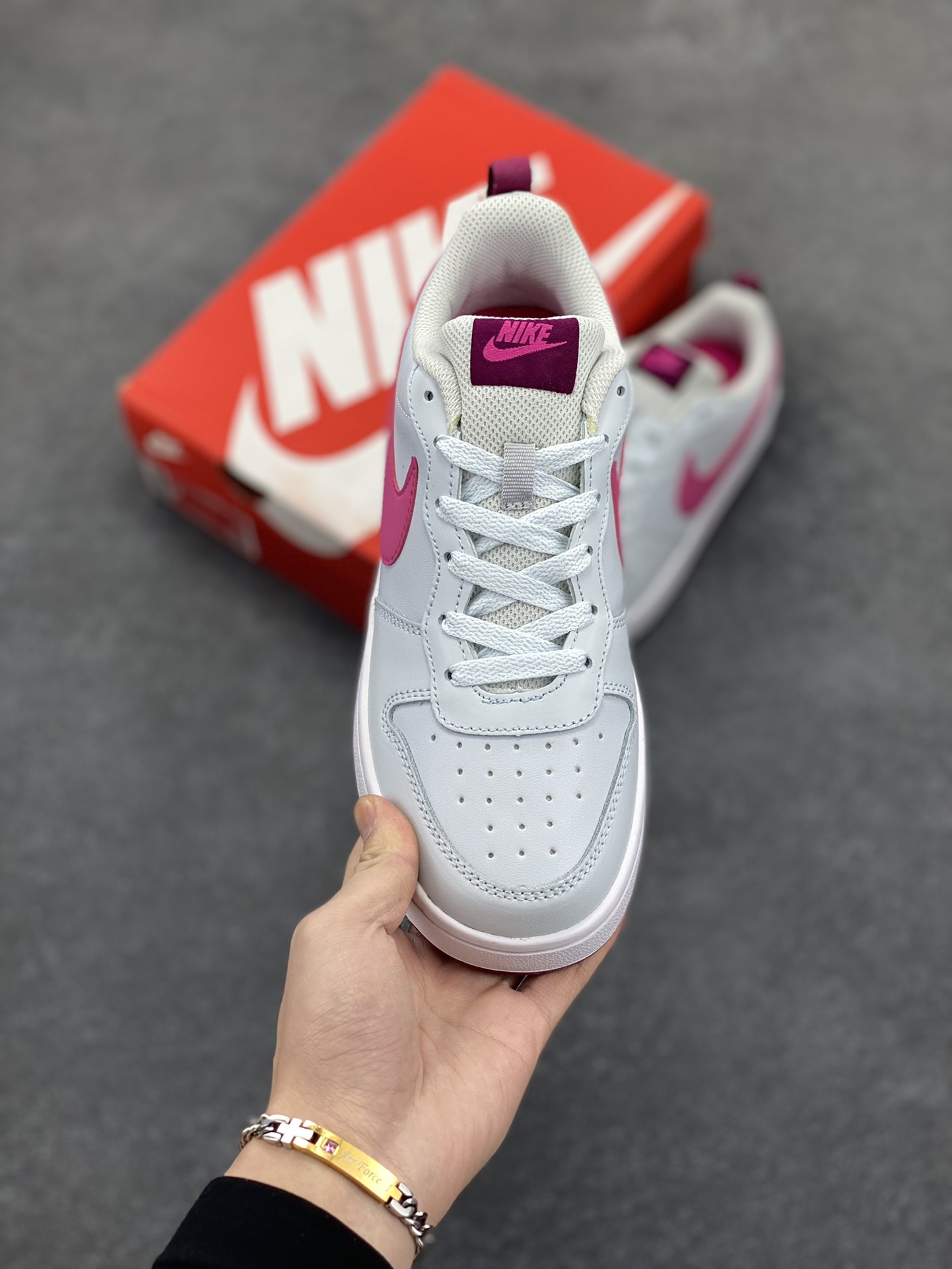 图片[2]-福利特价 Nike Court Borough Low 低帮百搭透气休闲运动板鞋男女鞋 经典耐用的设计，兼顾舒适脚感和出众风范，演绎匠心之作。结构性的支撑贴合感结合复古篮球设计，塑就场外全明星风范。 货号：BQ5448-111 尺码：36 36.5 37.5 38 38.5 39 40 40.5 41 42 42.5 43 44 45-选品中心