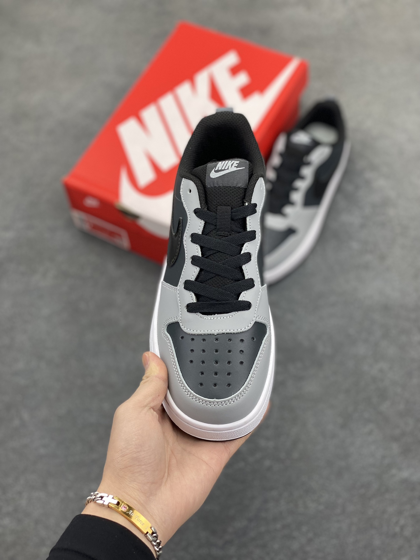 图片[2]-福利特价 Nike Court Borough Low 低帮百搭透气休闲运动板鞋男女鞋 经典耐用的设计，兼顾舒适脚感和出众风范，演绎匠心之作。结构性的支撑贴合感结合复古篮球设计，塑就场外全明星风范。 货号：BQ5448-014 尺码：36 36.5 37.5 38 38.5 39 40 40.5 41 42 42.5 43 44 45-选品中心