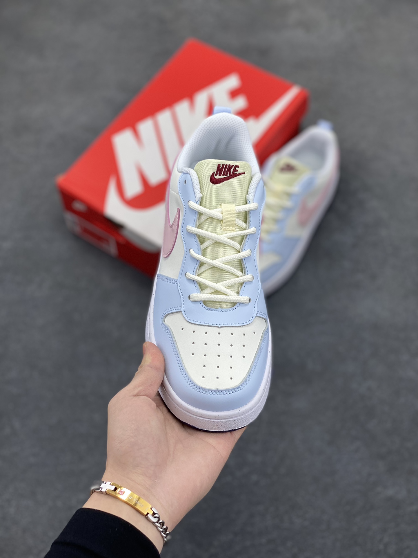 图片[2]-福利特价 Nike Court Borough Low 低帮百搭透气休闲运动板鞋男女鞋 经典耐用的设计，兼顾舒适脚感和出众风范，演绎匠心之作。结构性的支撑贴合感结合复古篮球设计，塑就场外全明星风范。 货号：FV8120-141-1 尺码：36 36.5 37.5 38 38.5 39 40 40.5 41 42 42.5 43 44 45-选品中心