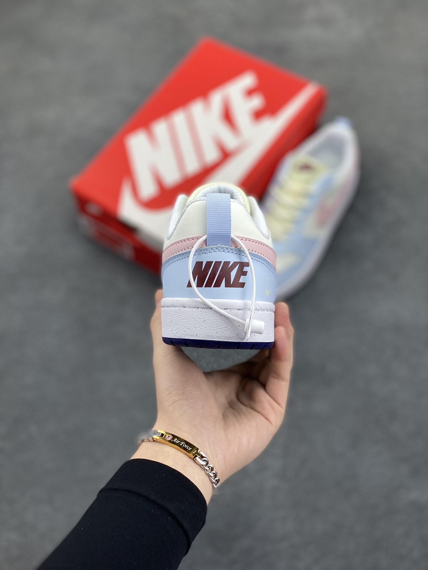 图片[4]-福利特价 Nike Court Borough Low 低帮百搭透气休闲运动板鞋男女鞋 经典耐用的设计，兼顾舒适脚感和出众风范，演绎匠心之作。结构性的支撑贴合感结合复古篮球设计，塑就场外全明星风范。 货号：FV8120-141-1 尺码：36 36.5 37.5 38 38.5 39 40 40.5 41 42 42.5 43 44 45-选品中心