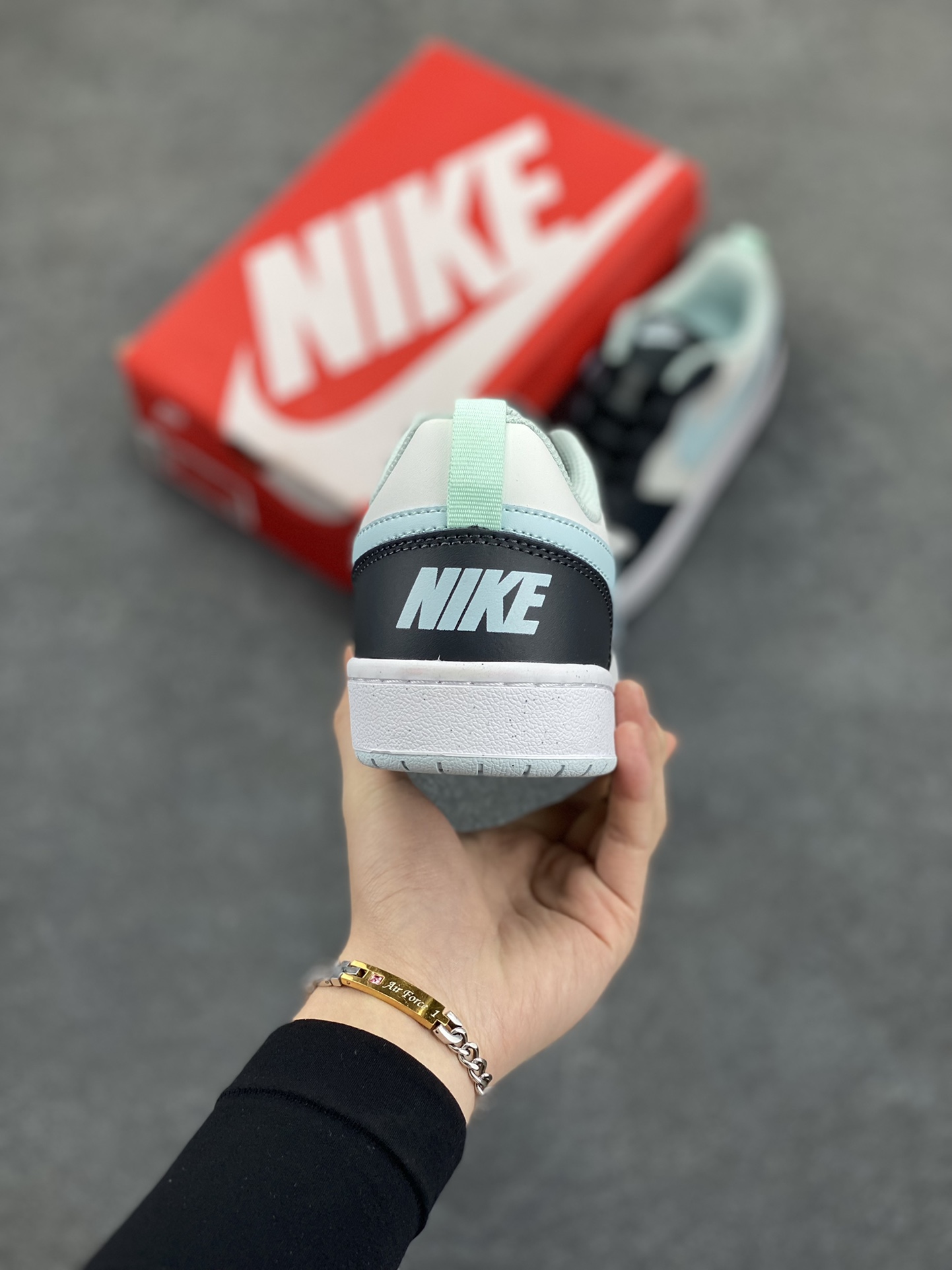 图片[4]-福利特价 Nike Court Borough Low 低帮百搭透气休闲运动板鞋男女鞋 经典耐用的设计，兼顾舒适脚感和出众风范，演绎匠心之作。结构性的支撑贴合感结合复古篮球设计，塑就场外全明星风范。 货号：HQ3258-060 尺码：36 36.5 37.5 38 38.5 39 40 40.5 41 42 42.5 43 44 45-选品中心