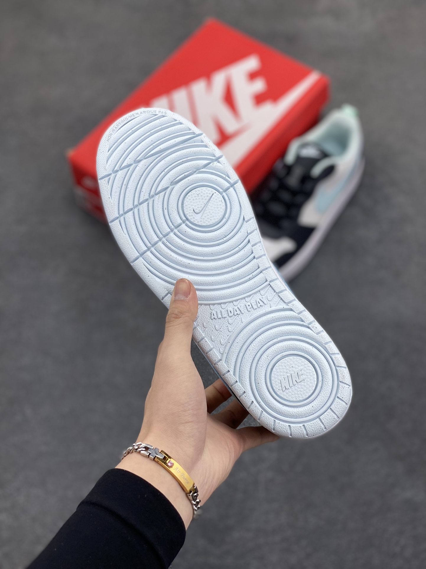 图片[5]-福利特价 Nike Court Borough Low 低帮百搭透气休闲运动板鞋男女鞋 经典耐用的设计，兼顾舒适脚感和出众风范，演绎匠心之作。结构性的支撑贴合感结合复古篮球设计，塑就场外全明星风范。 货号：HQ3258-060 尺码：36 36.5 37.5 38 38.5 39 40 40.5 41 42 42.5 43 44 45-选品中心