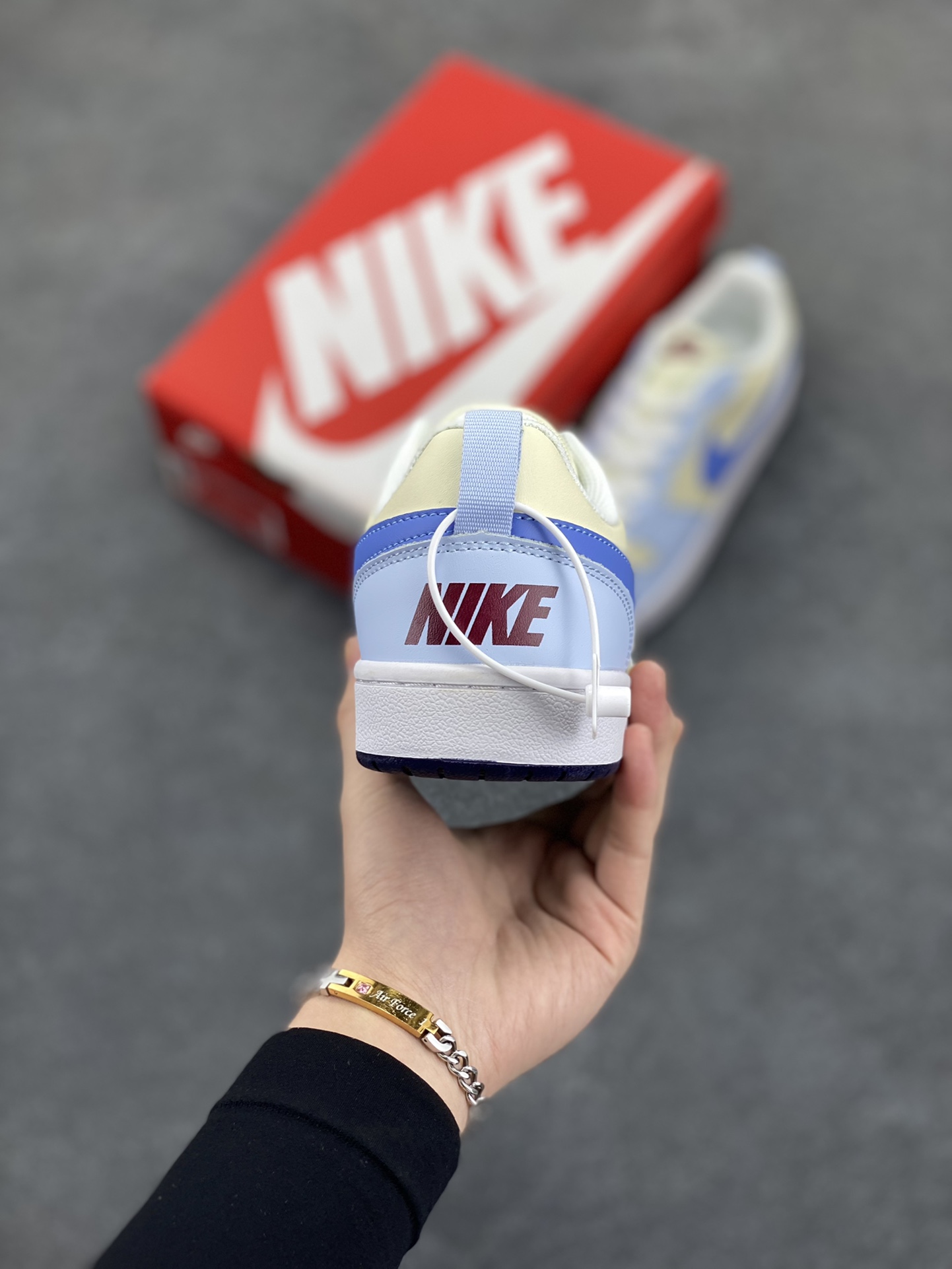 图片[4]-福利特价 Nike Court Borough Low 低帮百搭透气休闲运动板鞋男女鞋 经典耐用的设计，兼顾舒适脚感和出众风范，演绎匠心之作。结构性的支撑贴合感结合复古篮球设计，塑就场外全明星风范。 货号：FV8120-141 尺码：36 36.5 37.5 38 38.5 39 40 40.5 41 42 42.5 43 44 45-选品中心