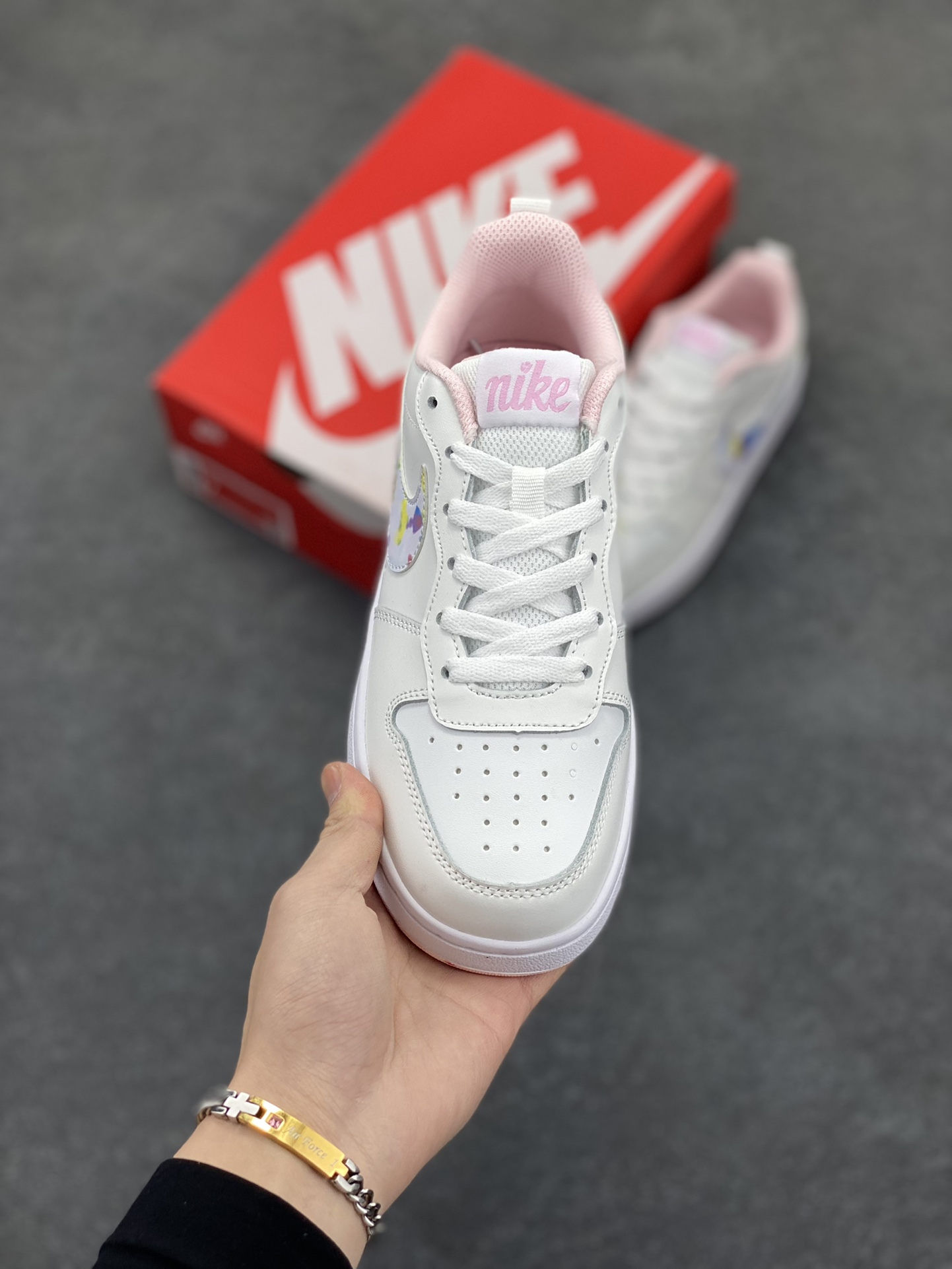 图片[2]-福利特价 Nike Court Borough Low 低帮百搭透气休闲运动板鞋男女鞋 经典耐用的设计，兼顾舒适脚感和出众风范，演绎匠心之作。结构性的支撑贴合感结合复古篮球设计，塑就场外全明星风范。 货号：CK5426-100 尺码：36 36.5 37.5 38 38.5 39 40 40.5 41 42 42.5 43 44 45-选品中心