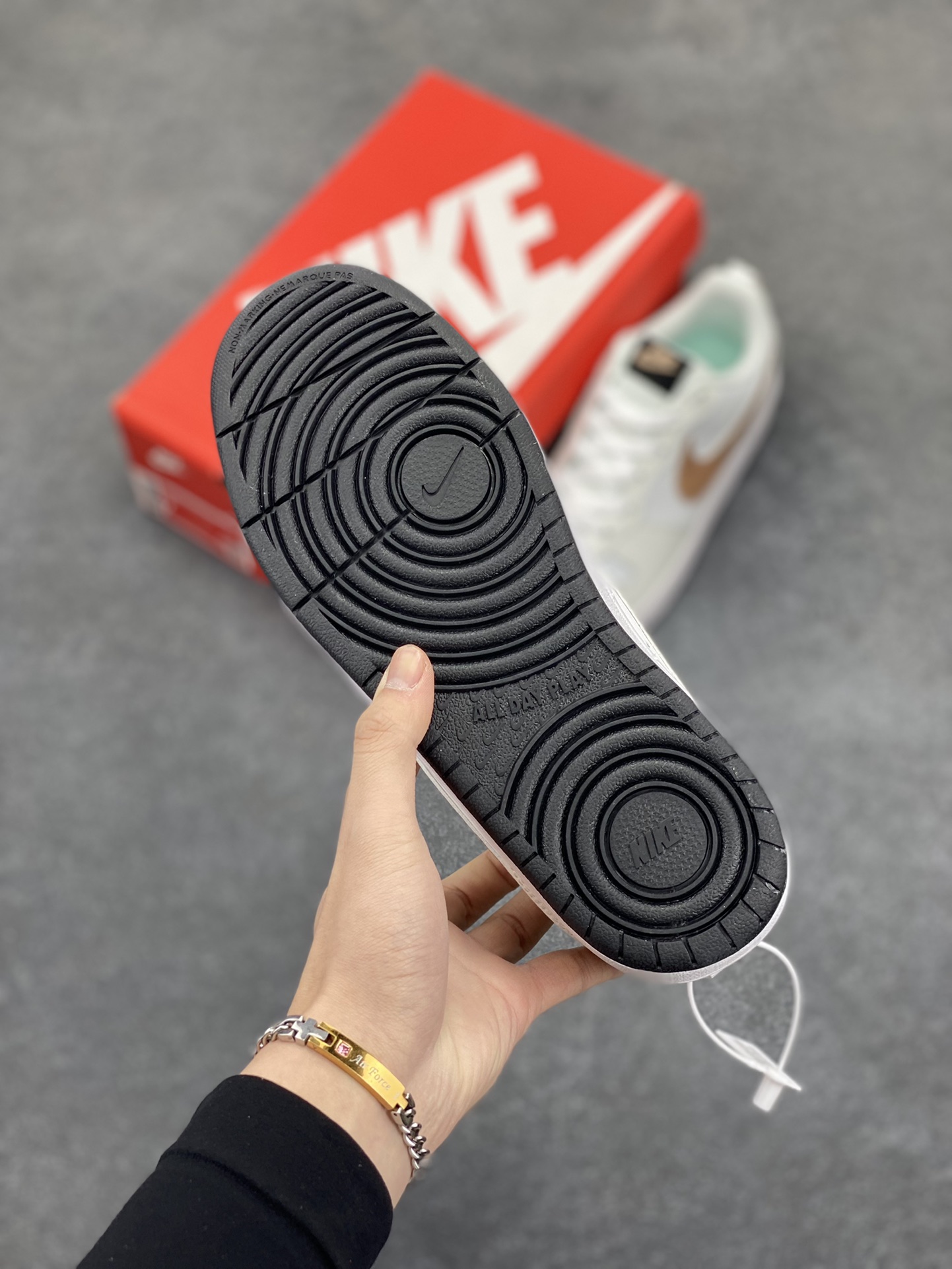 图片[5]-福利特价 Nike Court Borough Low 低帮百搭透气休闲运动板鞋男女鞋 经典耐用的设计，兼顾舒适脚感和出众风范，演绎匠心之作。结构性的支撑贴合感结合复古篮球设计，塑就场外全明星风范。 货号：BQ5448-116 尺码：36 36.5 37.5 38 38.5 39 40 40.5 41 42 42.5 43 44 45-选品中心