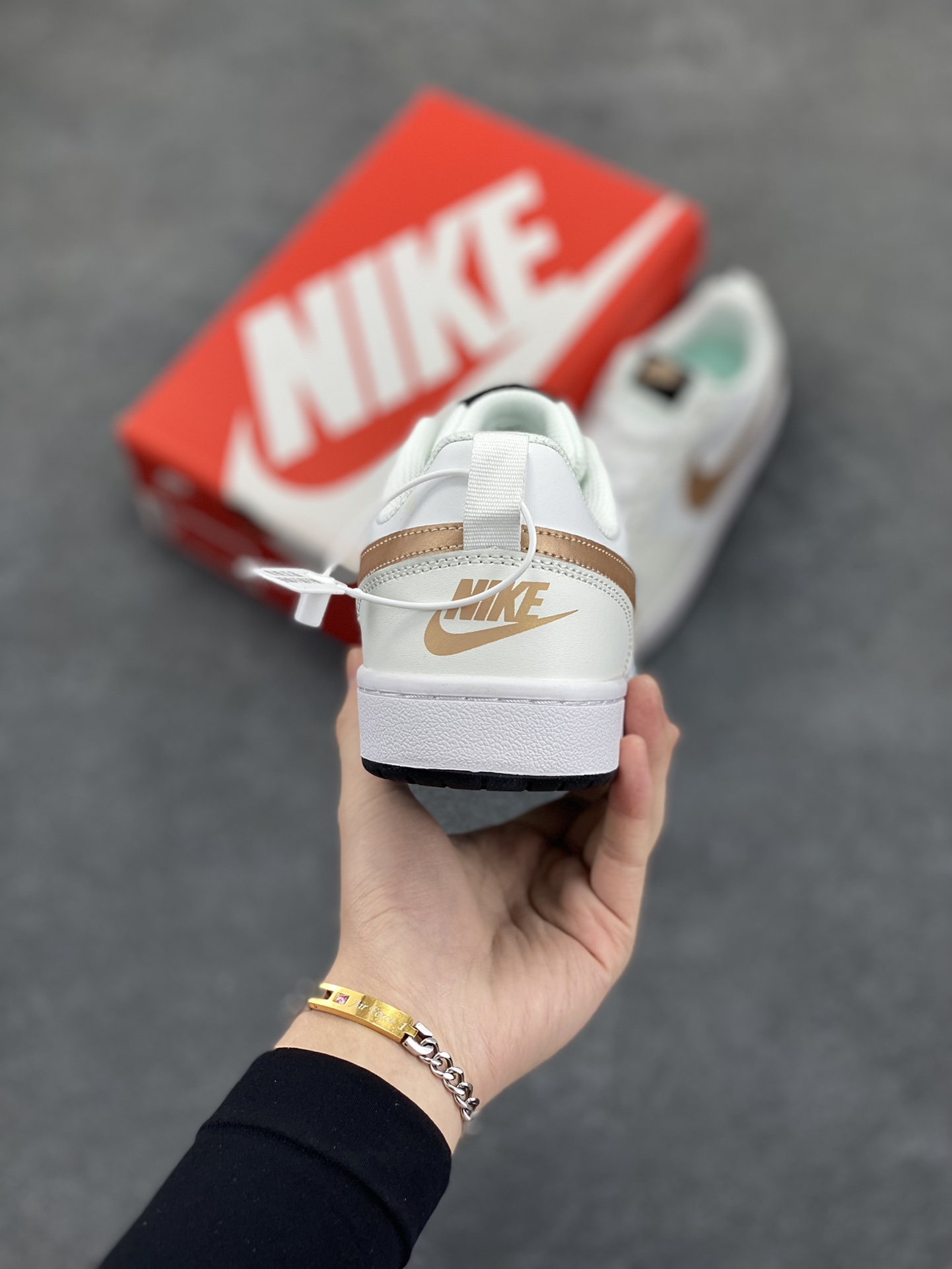 图片[4]-福利特价 Nike Court Borough Low 低帮百搭透气休闲运动板鞋男女鞋 经典耐用的设计，兼顾舒适脚感和出众风范，演绎匠心之作。结构性的支撑贴合感结合复古篮球设计，塑就场外全明星风范。 货号：BQ5448-116 尺码：36 36.5 37.5 38 38.5 39 40 40.5 41 42 42.5 43 44 45-选品中心