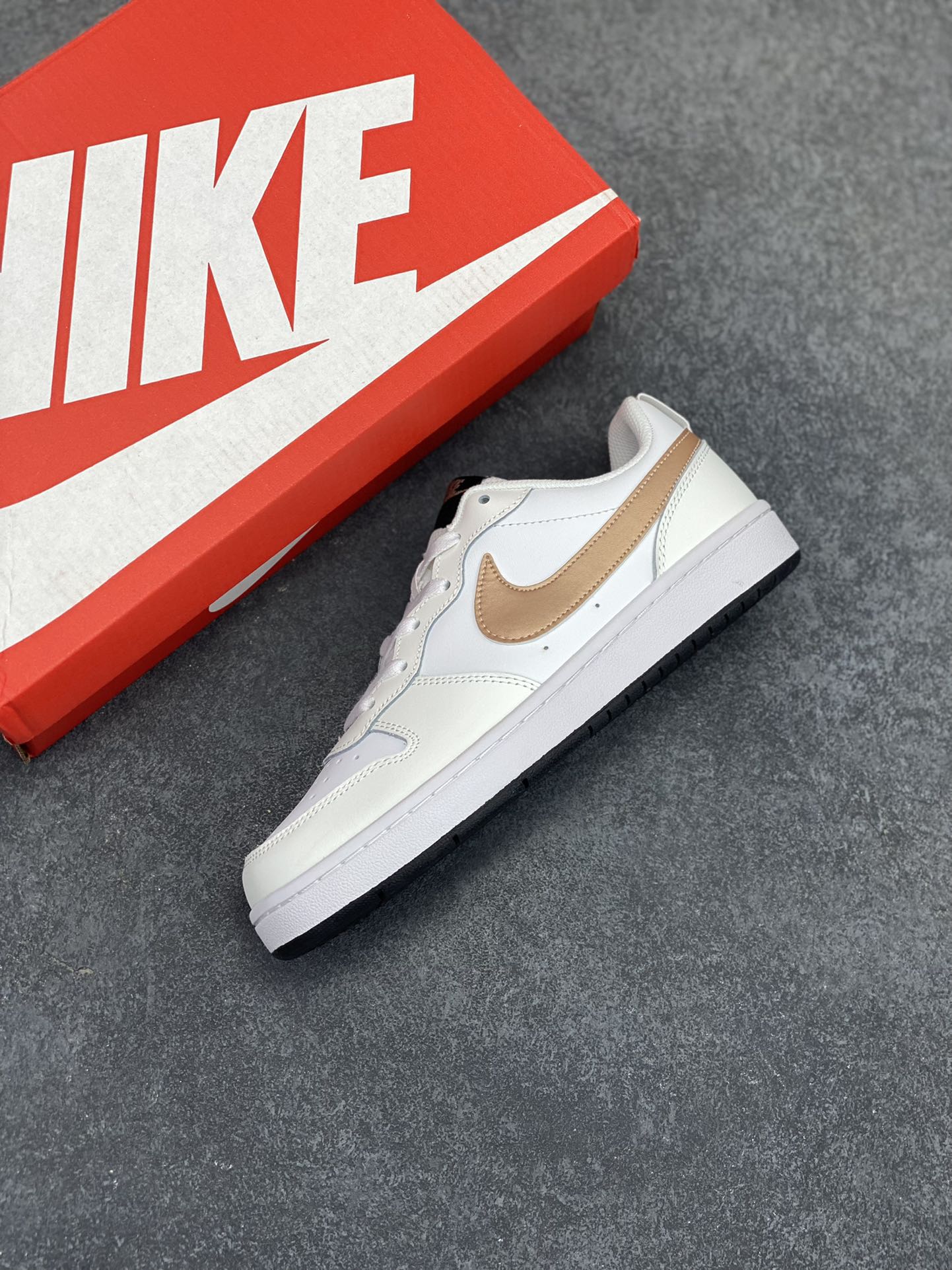 图片[7]-福利特价 Nike Court Borough Low 低帮百搭透气休闲运动板鞋男女鞋 经典耐用的设计，兼顾舒适脚感和出众风范，演绎匠心之作。结构性的支撑贴合感结合复古篮球设计，塑就场外全明星风范。 货号：BQ5448-116 尺码：36 36.5 37.5 38 38.5 39 40 40.5 41 42 42.5 43 44 45-选品中心