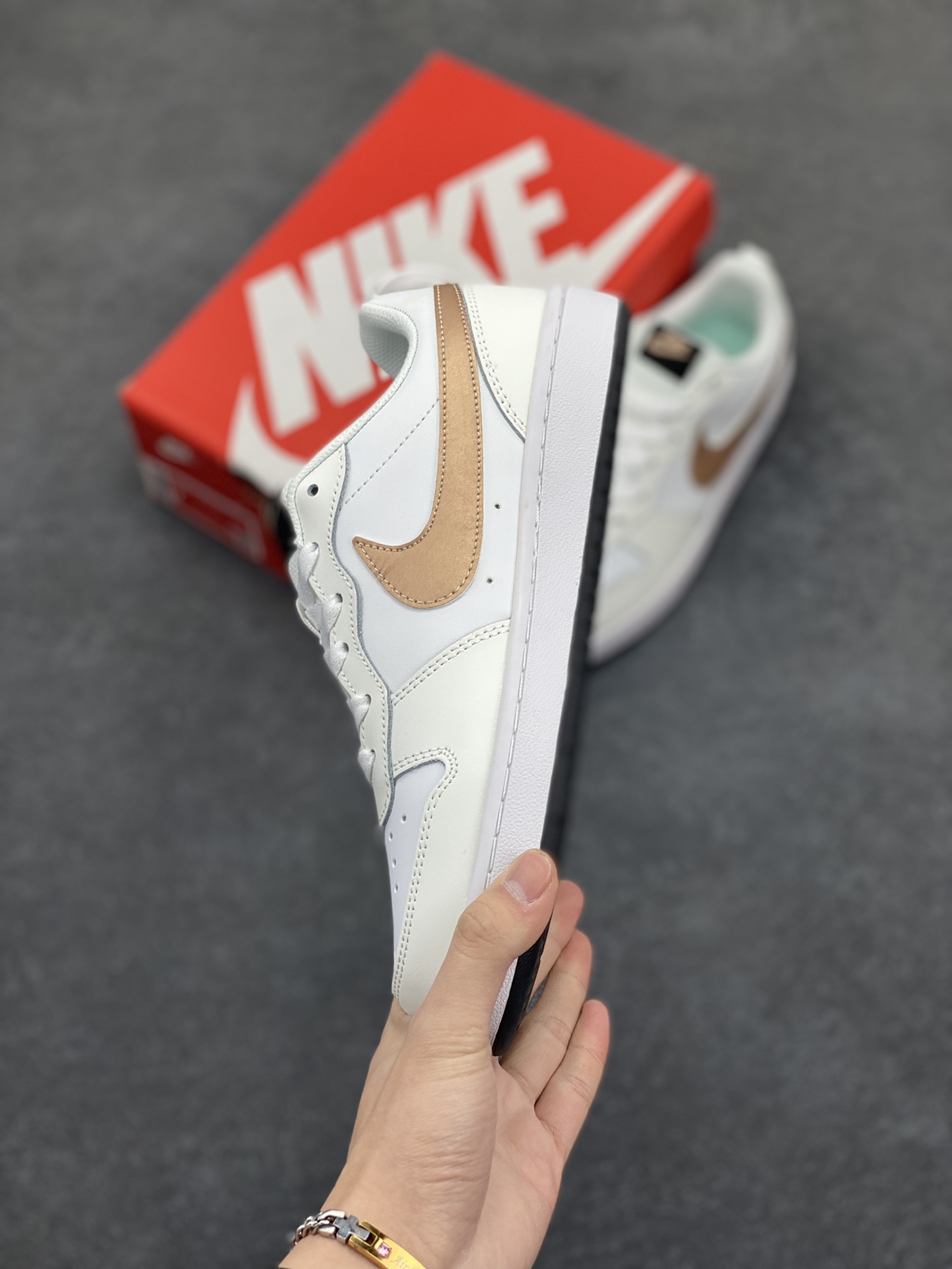 图片[3]-福利特价 Nike Court Borough Low 低帮百搭透气休闲运动板鞋男女鞋 经典耐用的设计，兼顾舒适脚感和出众风范，演绎匠心之作。结构性的支撑贴合感结合复古篮球设计，塑就场外全明星风范。 货号：BQ5448-116 尺码：36 36.5 37.5 38 38.5 39 40 40.5 41 42 42.5 43 44 45-选品中心