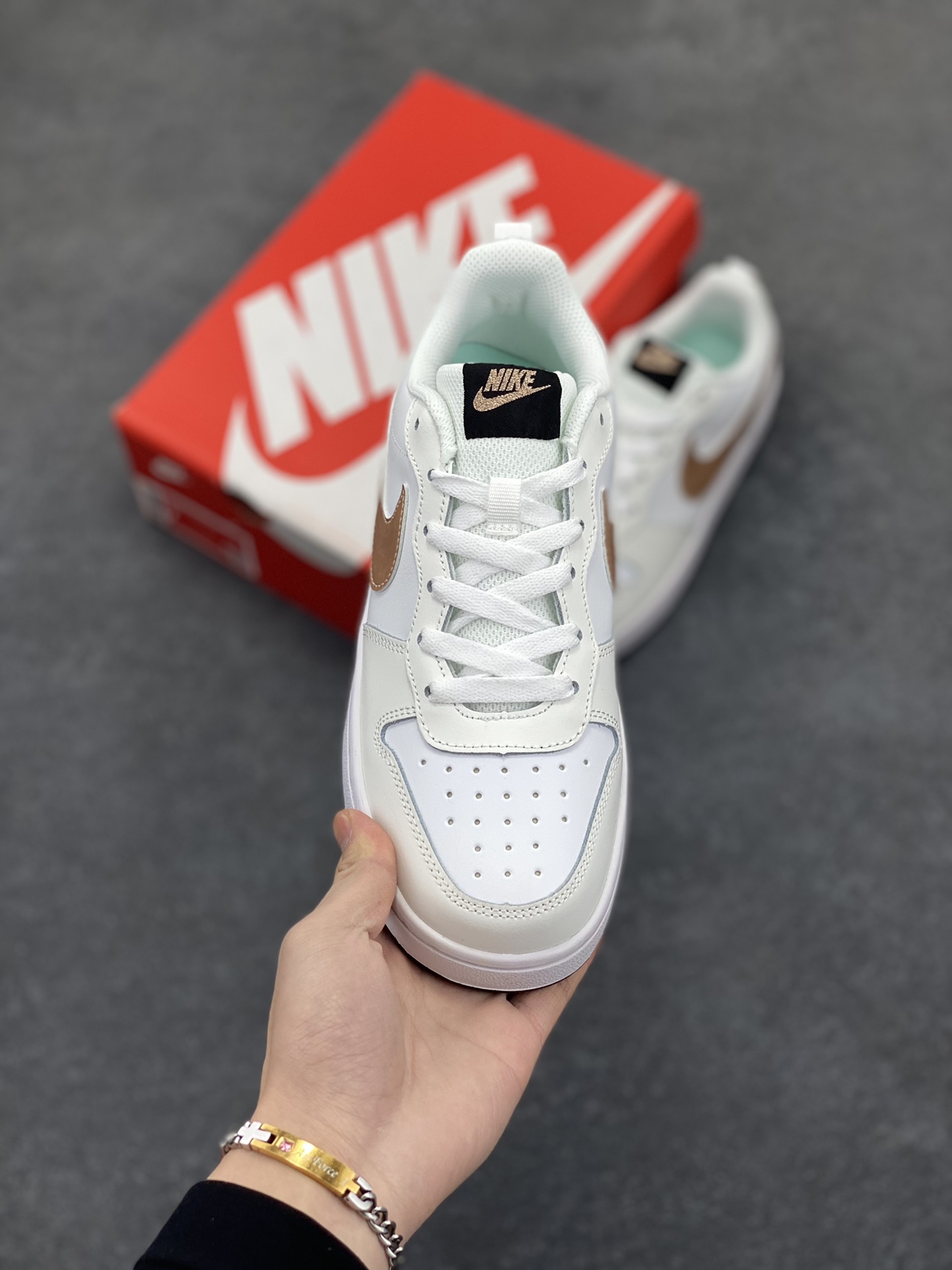 图片[2]-福利特价 Nike Court Borough Low 低帮百搭透气休闲运动板鞋男女鞋 经典耐用的设计，兼顾舒适脚感和出众风范，演绎匠心之作。结构性的支撑贴合感结合复古篮球设计，塑就场外全明星风范。 货号：BQ5448-116 尺码：36 36.5 37.5 38 38.5 39 40 40.5 41 42 42.5 43 44 45-选品中心