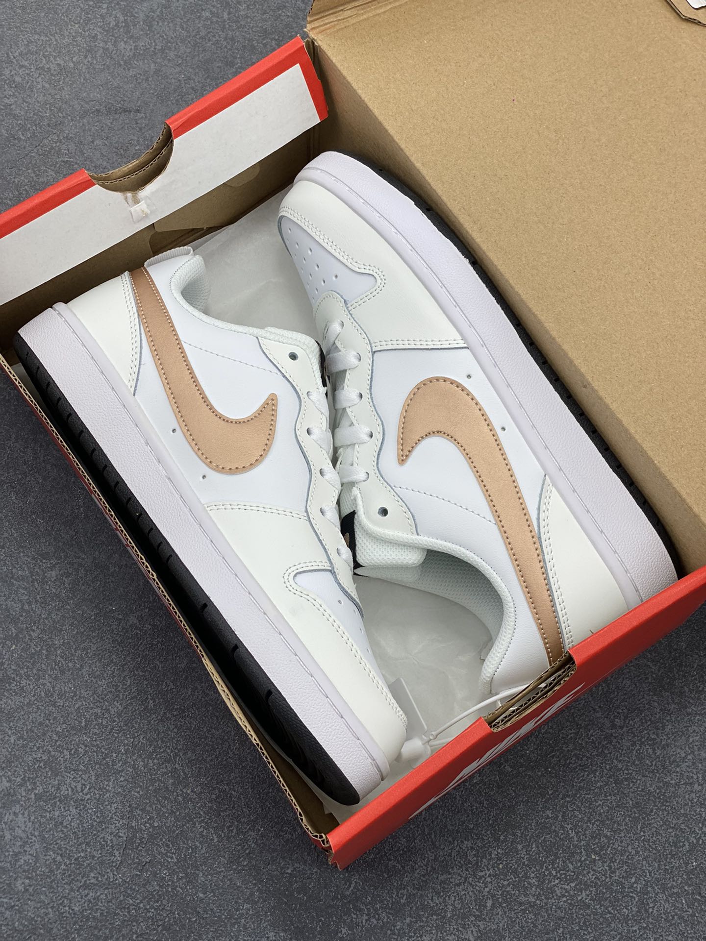 图片[9]-福利特价 Nike Court Borough Low 低帮百搭透气休闲运动板鞋男女鞋 经典耐用的设计，兼顾舒适脚感和出众风范，演绎匠心之作。结构性的支撑贴合感结合复古篮球设计，塑就场外全明星风范。 货号：BQ5448-116 尺码：36 36.5 37.5 38 38.5 39 40 40.5 41 42 42.5 43 44 45-选品中心