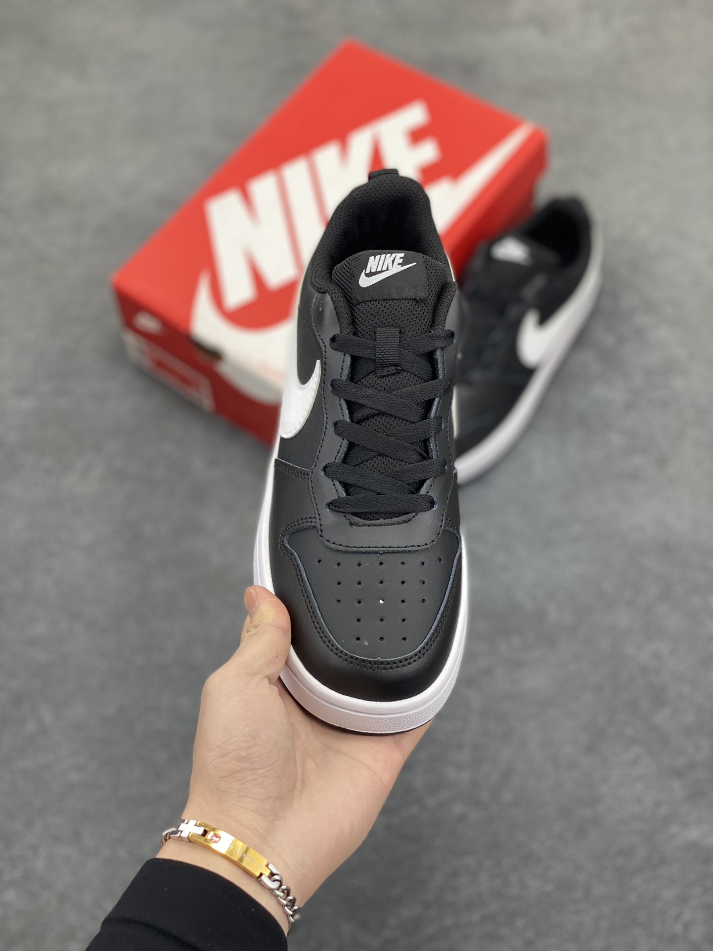 图片[2]-福利特价 Nike Court Borough Low 低帮百搭透气休闲运动板鞋男女鞋 经典耐用的设计，兼顾舒适脚感和出众风范，演绎匠心之作。结构性的支撑贴合感结合复古篮球设计，塑就场外全明星风范。 货号：BQ5448-002 尺码：36 36.5 37.5 38 38.5 39 40 40.5 41 42 42.5 43 44 45-选品中心