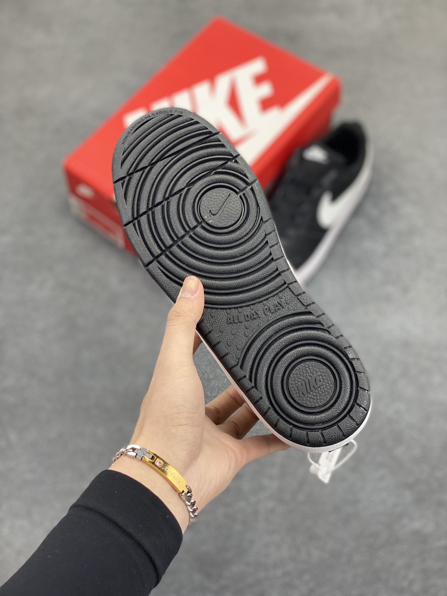 图片[5]-福利特价 Nike Court Borough Low 低帮百搭透气休闲运动板鞋男女鞋 经典耐用的设计，兼顾舒适脚感和出众风范，演绎匠心之作。结构性的支撑贴合感结合复古篮球设计，塑就场外全明星风范。 货号：BQ5448-002 尺码：36 36.5 37.5 38 38.5 39 40 40.5 41 42 42.5 43 44 45-选品中心