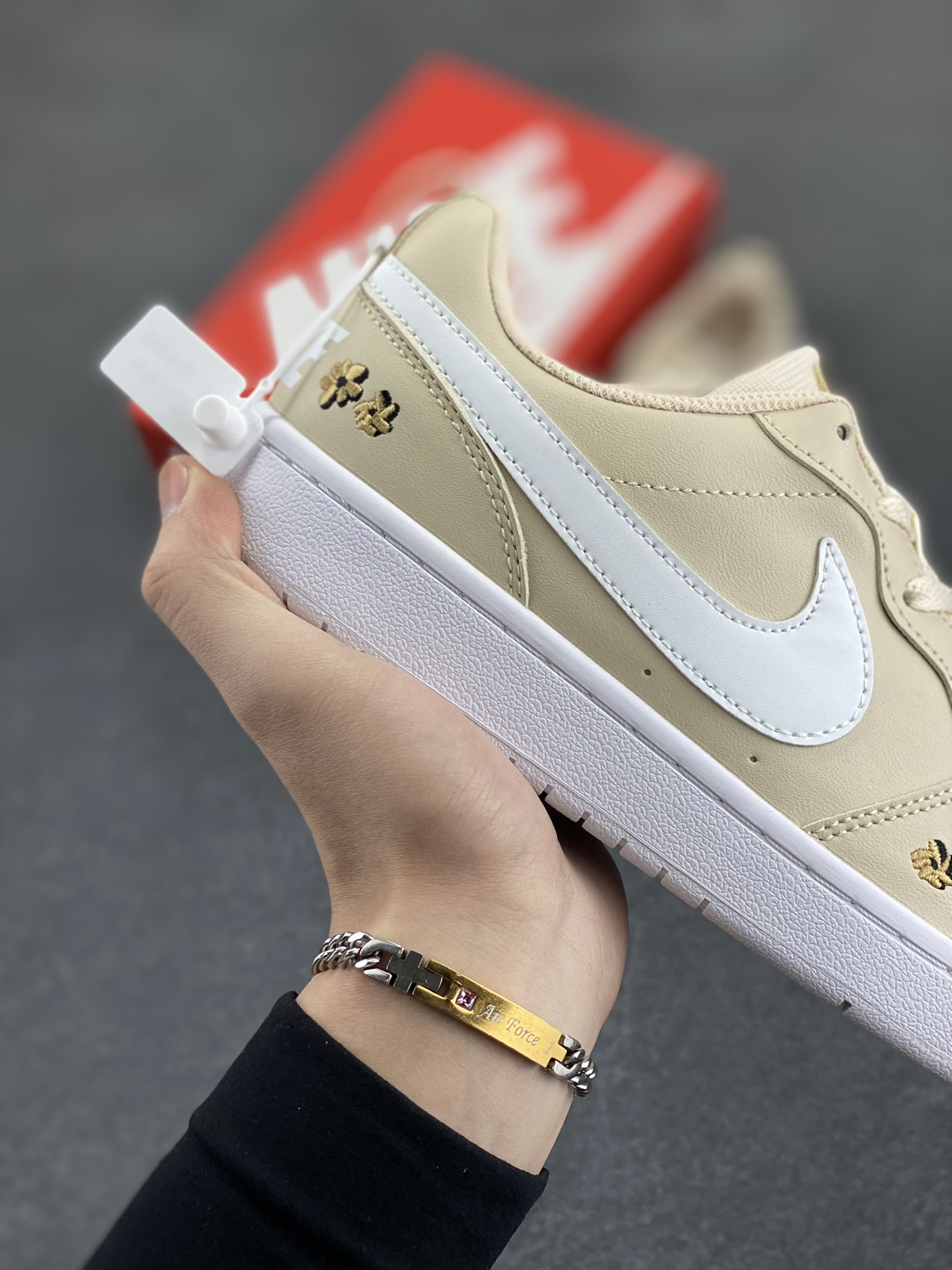 图片[6]-福利特价 Nike Court Borough Low 低帮百搭透气休闲运动板鞋男女鞋 经典耐用的设计，兼顾舒适脚感和出众风范，演绎匠心之作。结构性的支撑贴合感结合复古篮球设计，塑就场外全明星风范。 货号：FZ3136-100 尺码：36 36.5 37.5 38 38.5 39 40 40.5 41 42 42.5 43 44 45-选品中心