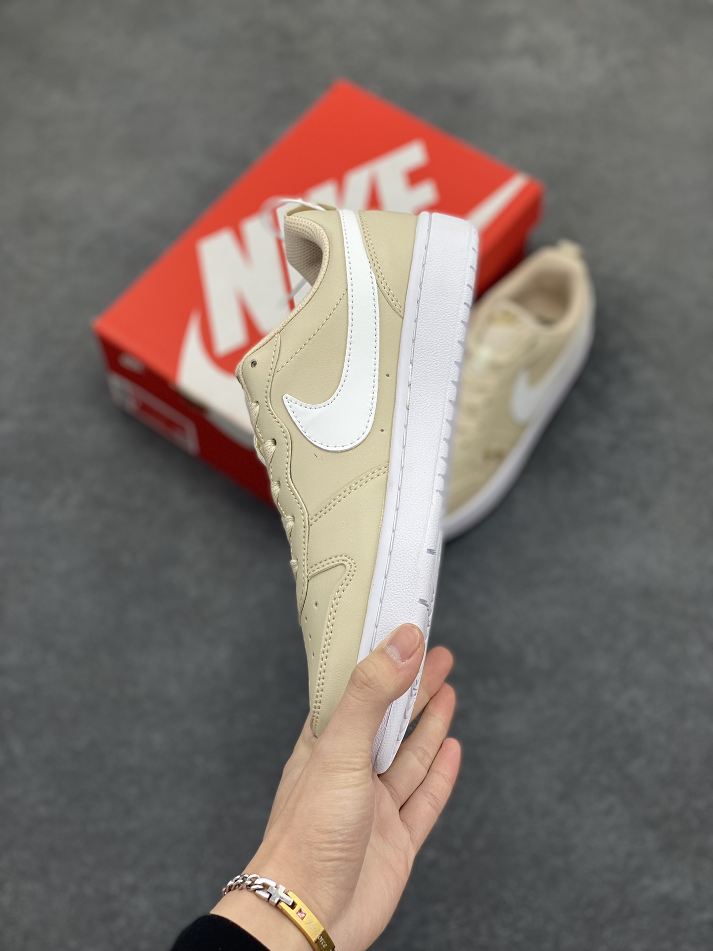 图片[3]-福利特价 Nike Court Borough Low 低帮百搭透气休闲运动板鞋男女鞋 经典耐用的设计，兼顾舒适脚感和出众风范，演绎匠心之作。结构性的支撑贴合感结合复古篮球设计，塑就场外全明星风范。 货号：FZ3136-100 尺码：36 36.5 37.5 38 38.5 39 40 40.5 41 42 42.5 43 44 45-选品中心