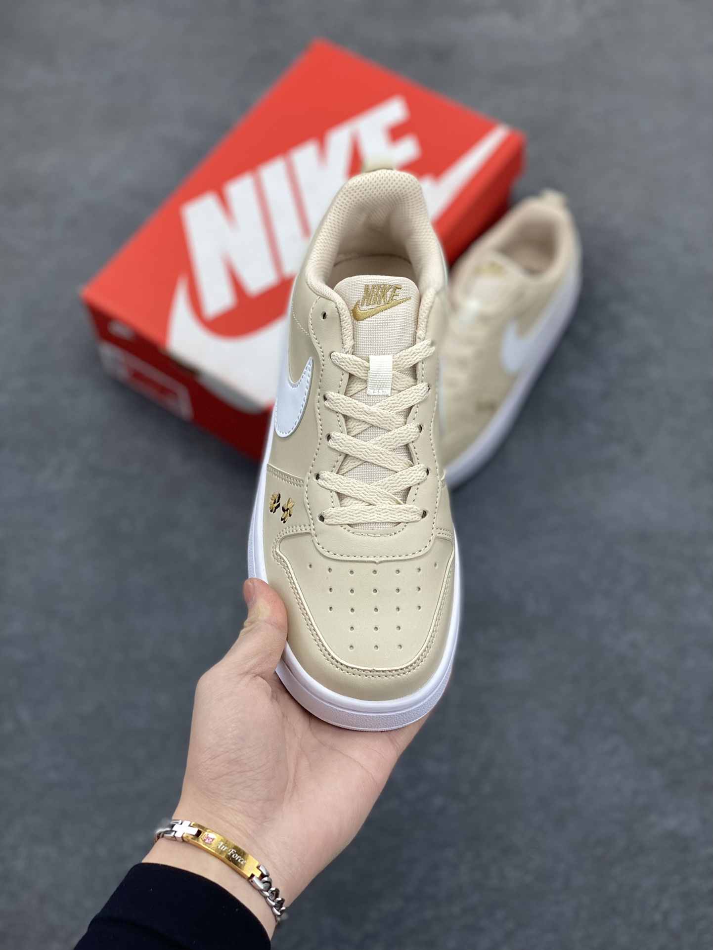 图片[2]-福利特价 Nike Court Borough Low 低帮百搭透气休闲运动板鞋男女鞋 经典耐用的设计，兼顾舒适脚感和出众风范，演绎匠心之作。结构性的支撑贴合感结合复古篮球设计，塑就场外全明星风范。 货号：FZ3136-100 尺码：36 36.5 37.5 38 38.5 39 40 40.5 41 42 42.5 43 44 45-选品中心